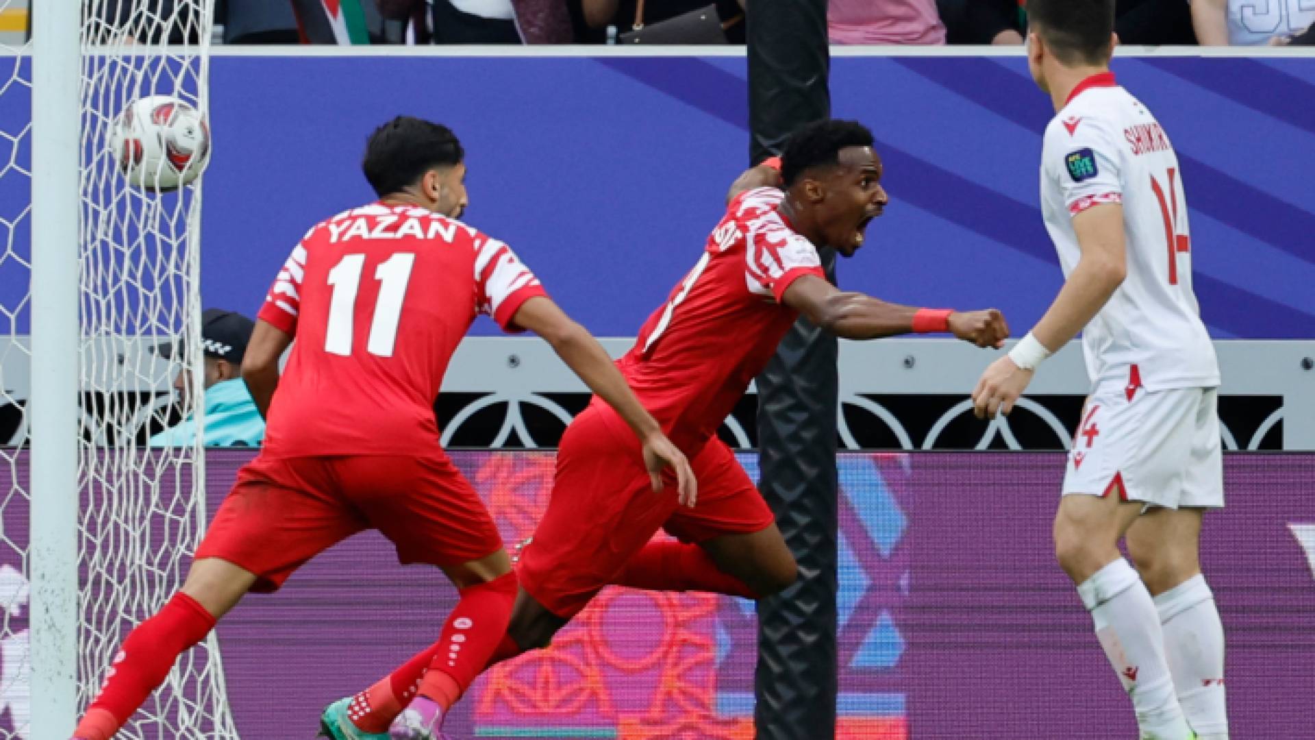 مدافع المنتخب الوطني عبدالله نصيب أثناء الاحتفال بهدفه في مرمى طاجيكستان