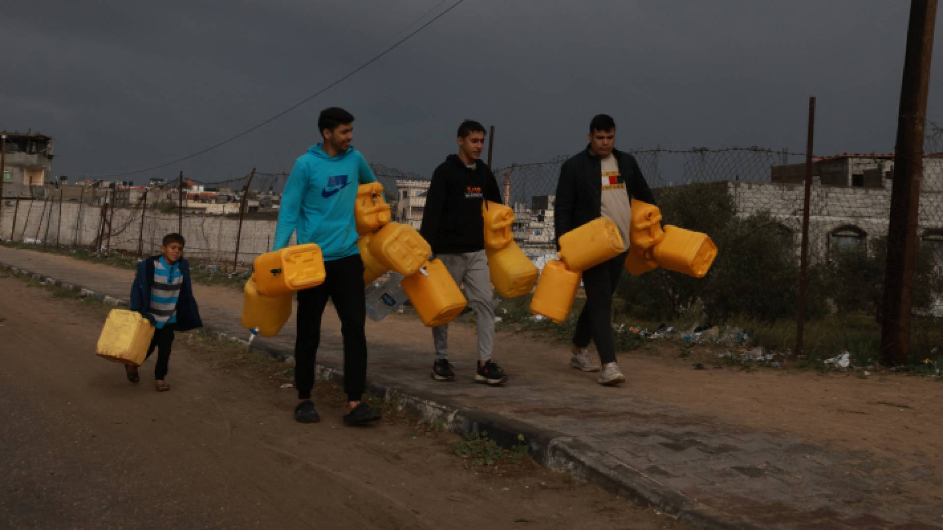 فلسطينيون يبحثون عن مياه للشرب