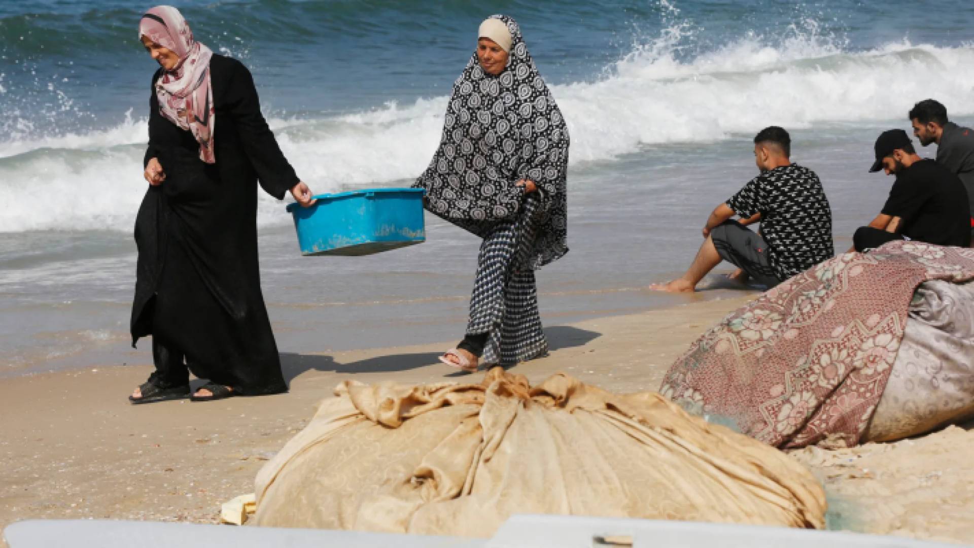 عائلة فلسطينية على شاطئ البحر
