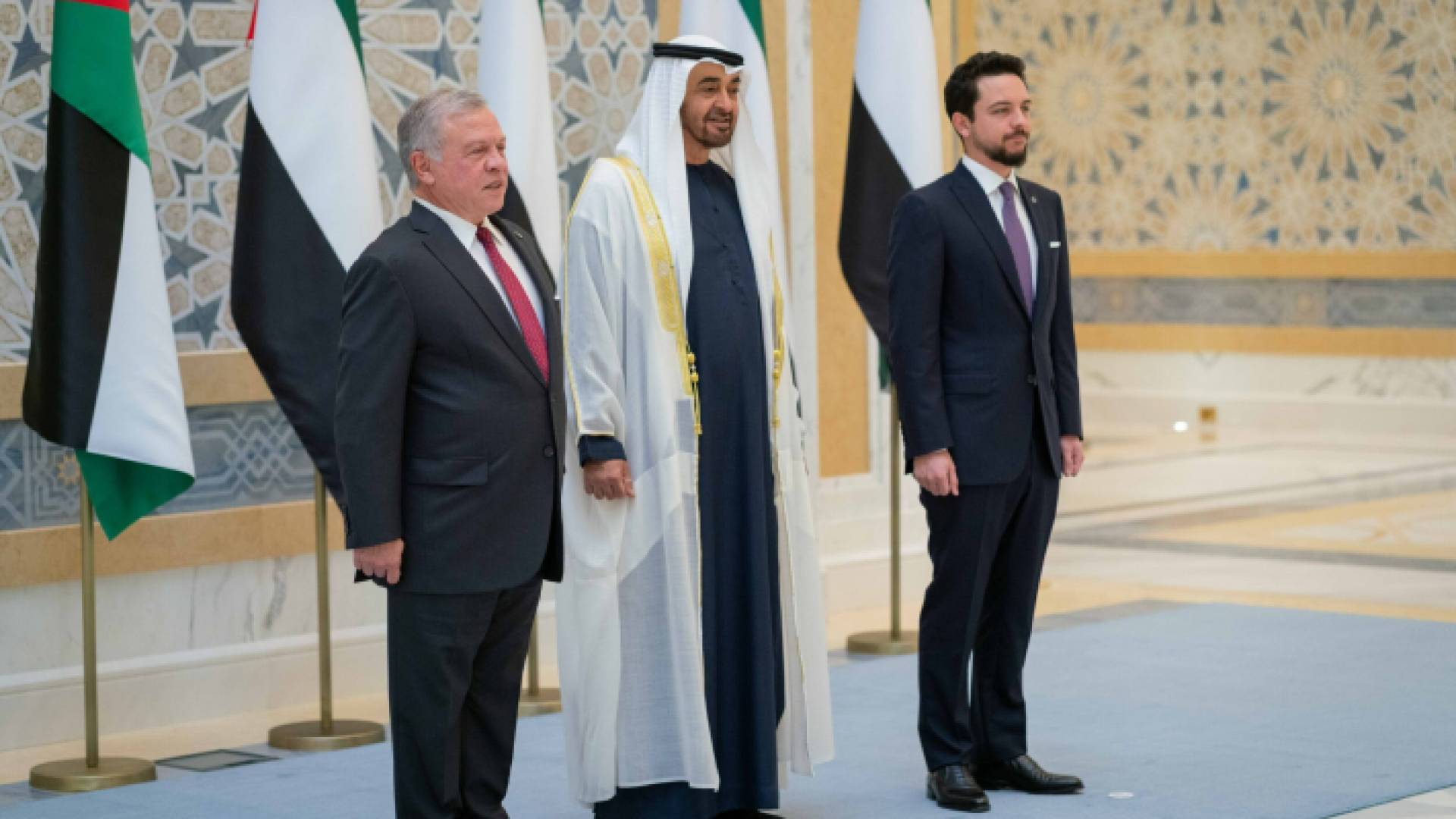 الملك وولي العهد يستقبلان رئيس دولة الإمارات لدى وصوله عمان