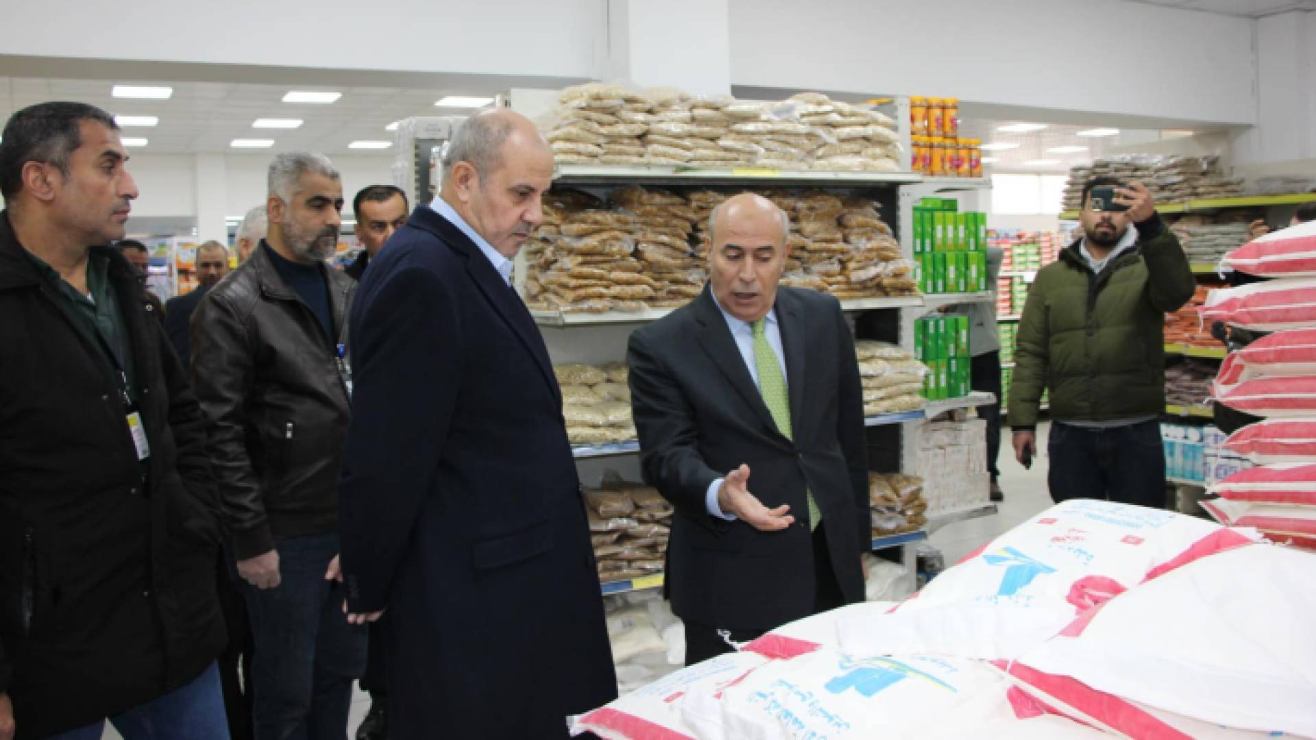 جانب من زيارة وزير الصناعة والتجارة والتموين يوسف الشمالي إلى سوق المؤسسة الاستهلاكية المدنية في منطقة رأس العين