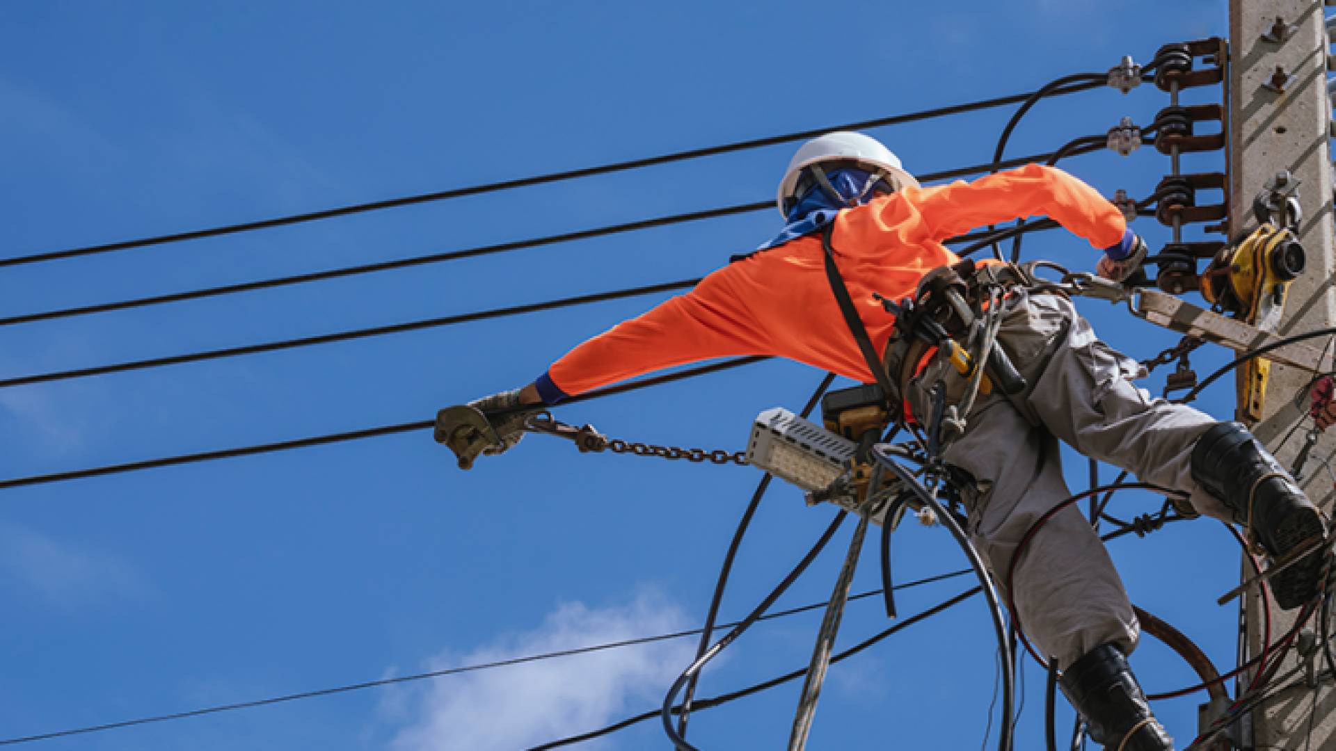 عامل صيانة كهرباء - أرشيفية