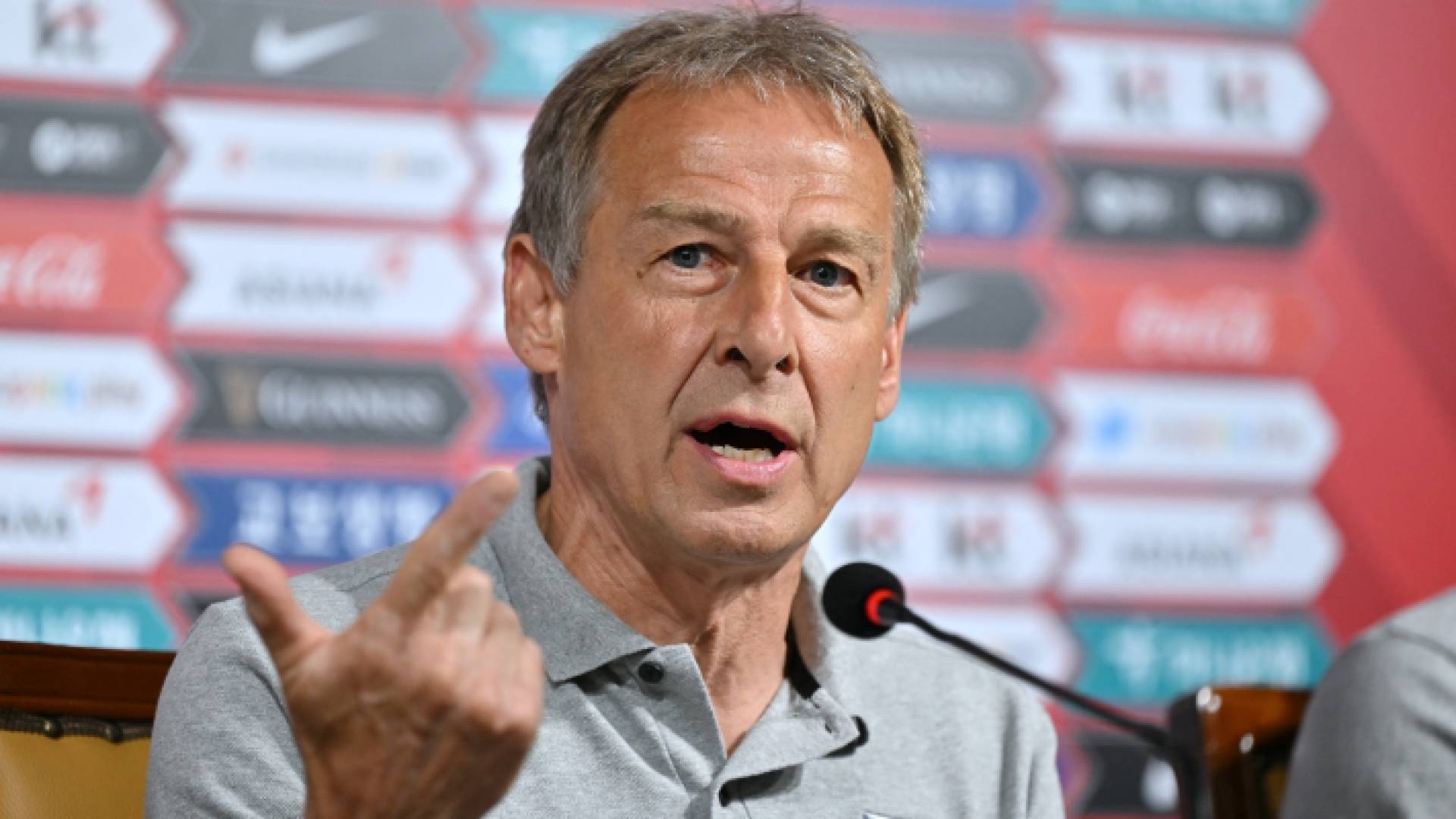 من مؤتمر صحفي