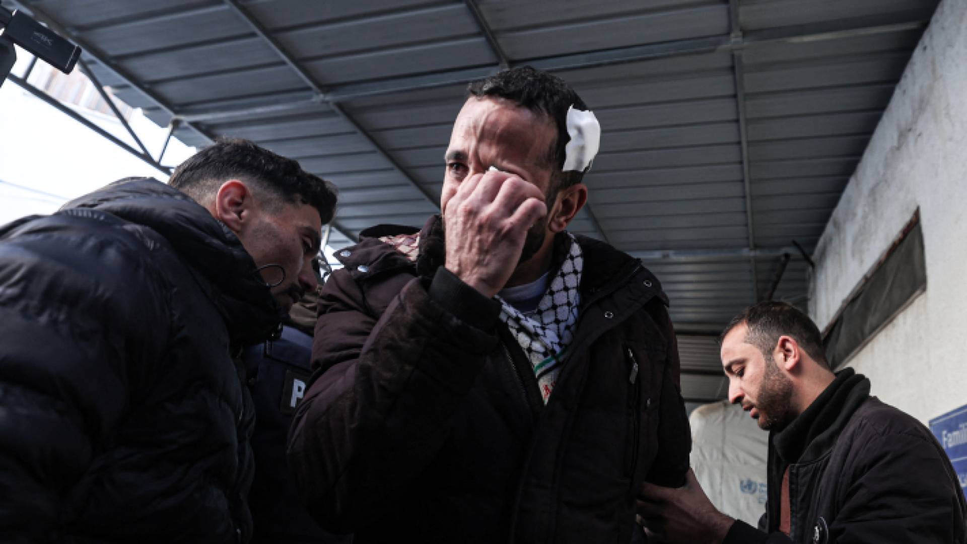 فلسطيني مصاب تعرف على جثمان ابنه الذي استشهد في رفح جنوب القطاع