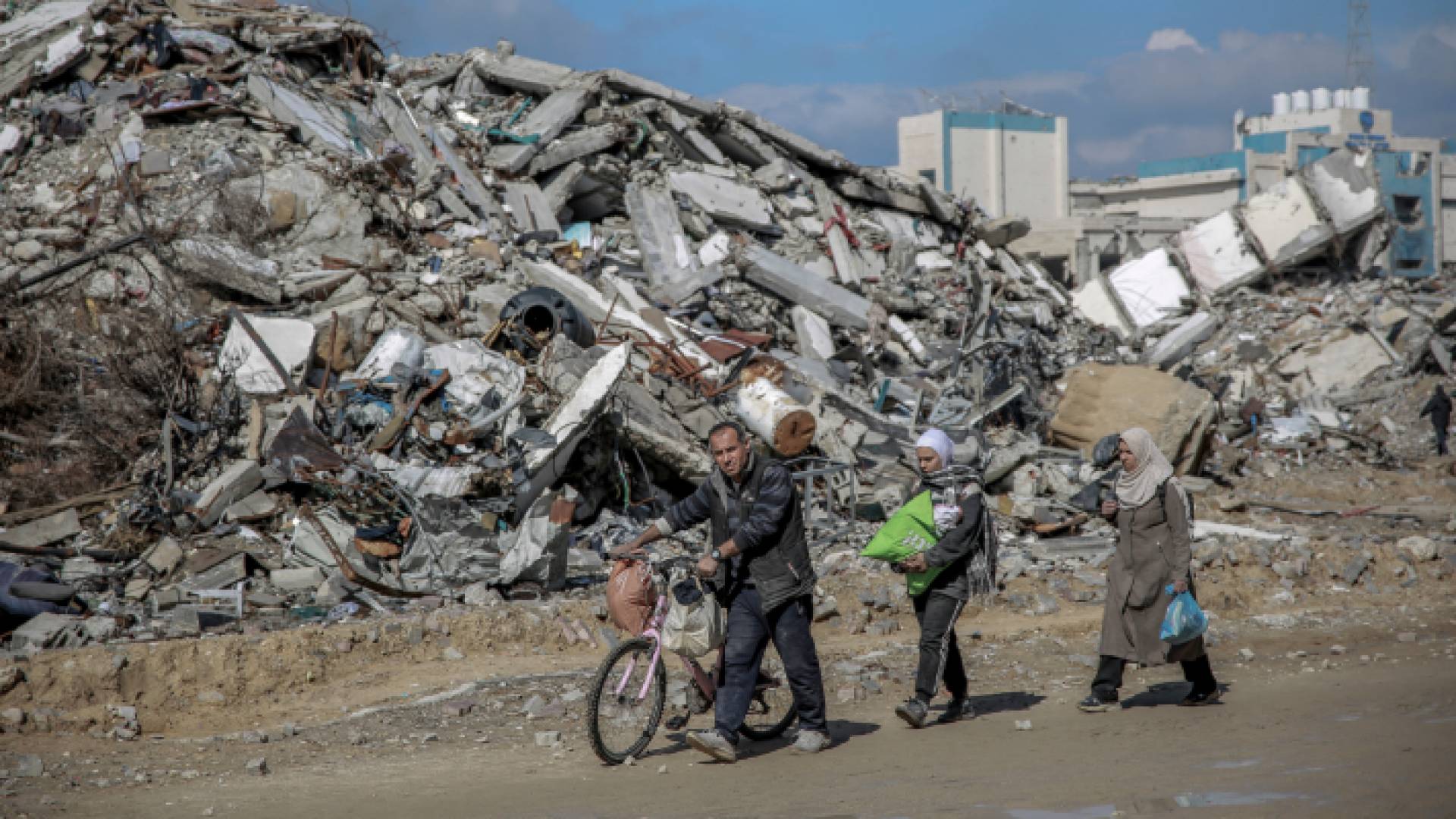 فلسطيني يحاول الوصول برفقة عائلته إلى مكان آمن في غزة "تعبيرية"