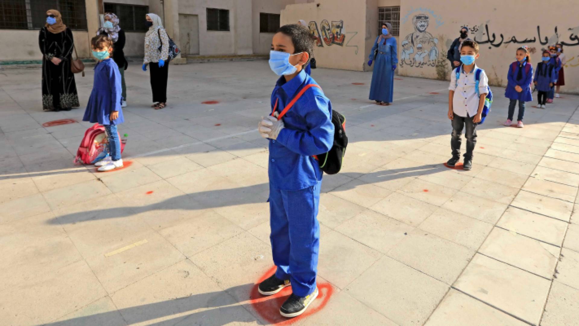 طلبة مدارس يرتدون الكمامات خلال جائحة كورونا "أشيفية"