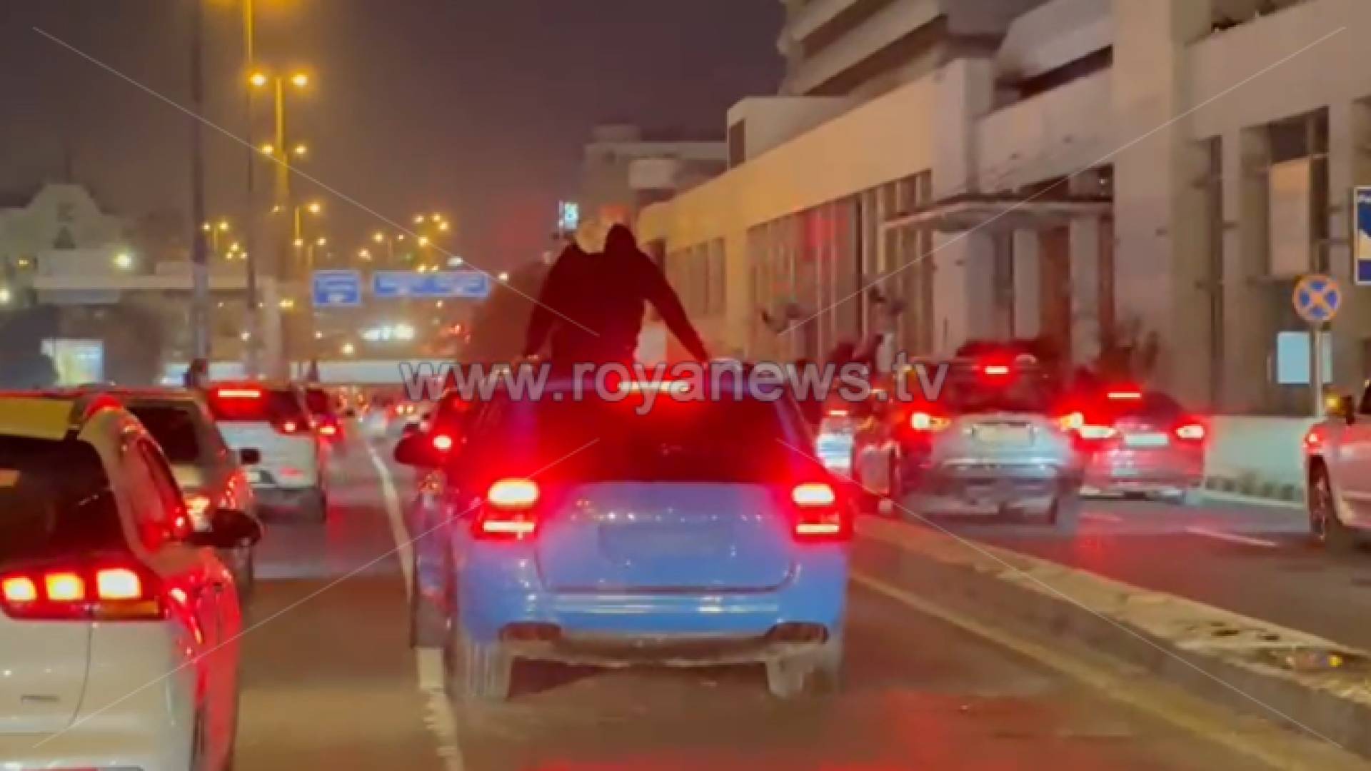 مركبة تسير دون لوحات أرقام في عمان