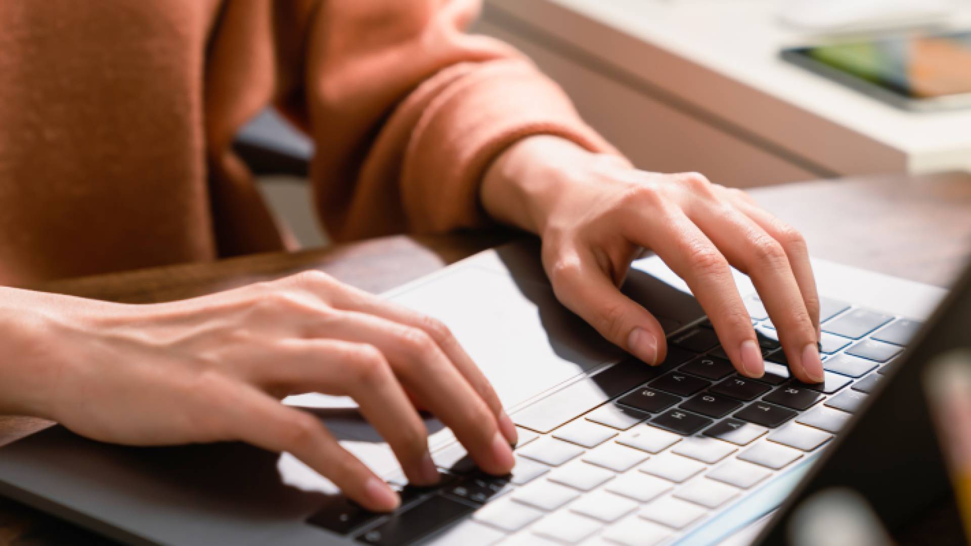 شخص يستخدم جهاز كمبيوتر "تعبيرية"