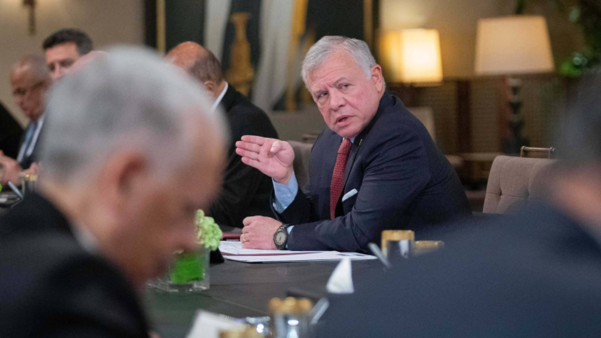 جلالة الملك عبد الله الثاني خلال لقائه رئيسي مجلسي الأعيان والنواب ورؤساء وزراء سابقين وسياسيين - أرشيف