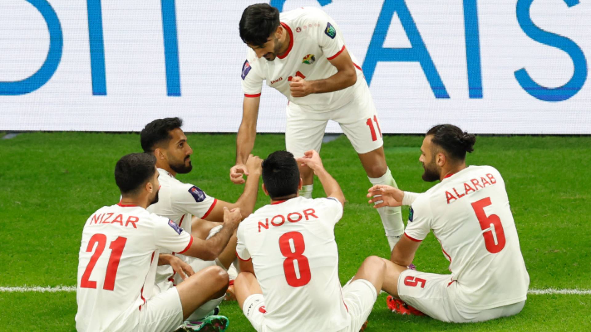 لاعبو المنتخب الوطني يحتفلون بإحراز هدف بشباك المنتخب الكوري الجنوبي
