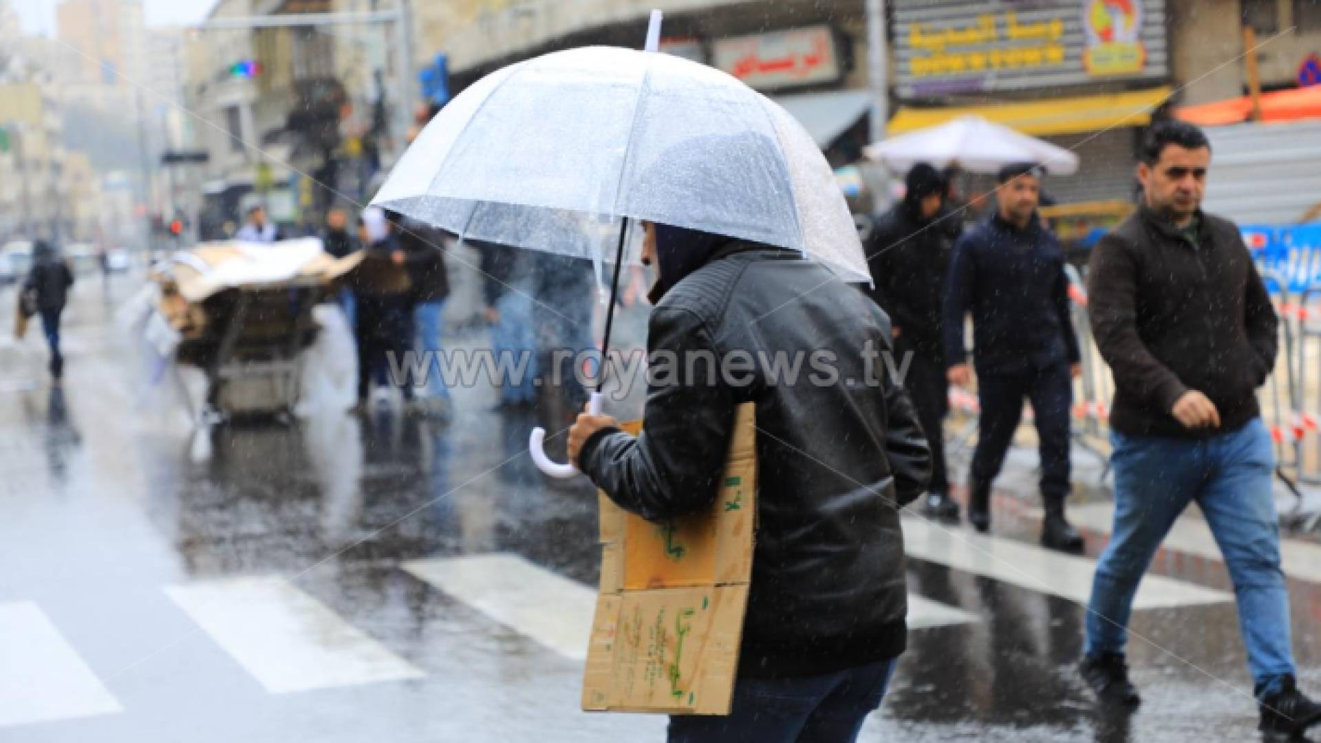 شخص يحمل مظلة وسط زخات المطر