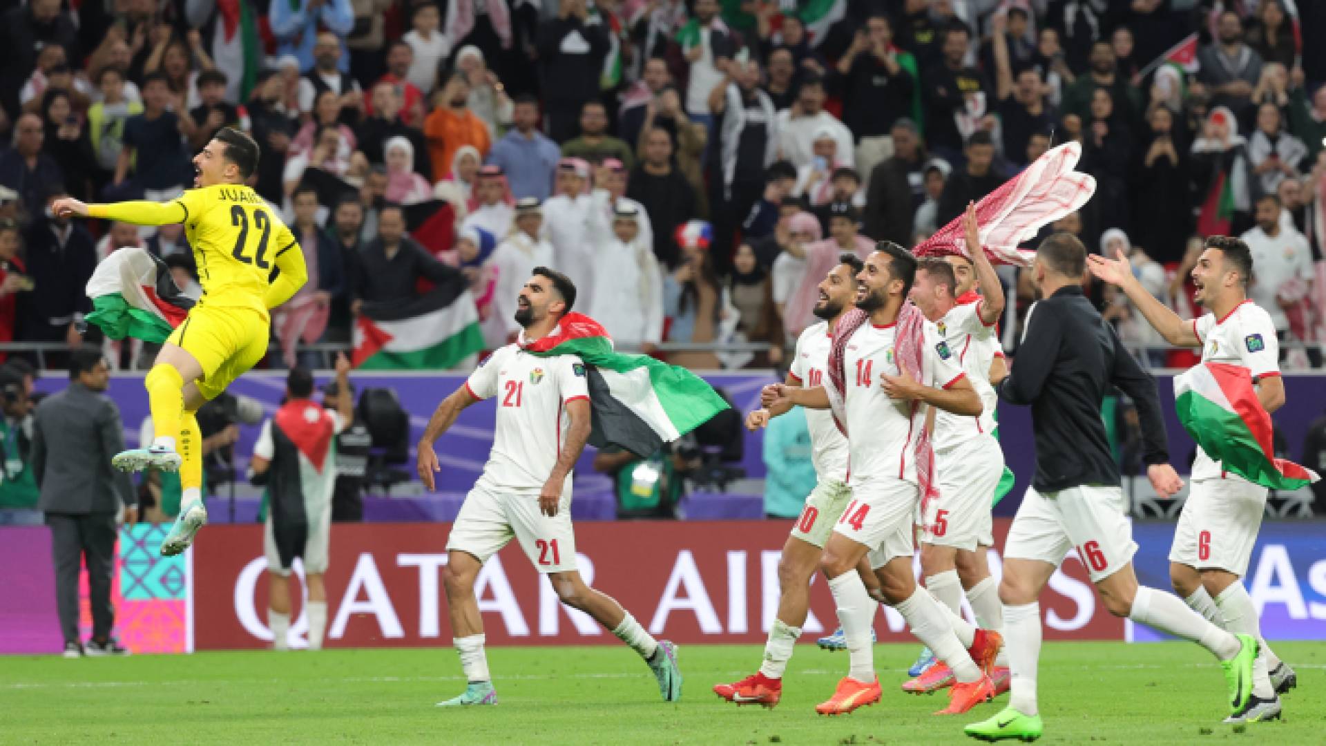 فرحة لاعبي المنتخب الوطني بالتأهل إلى نهائي كأس آسيا