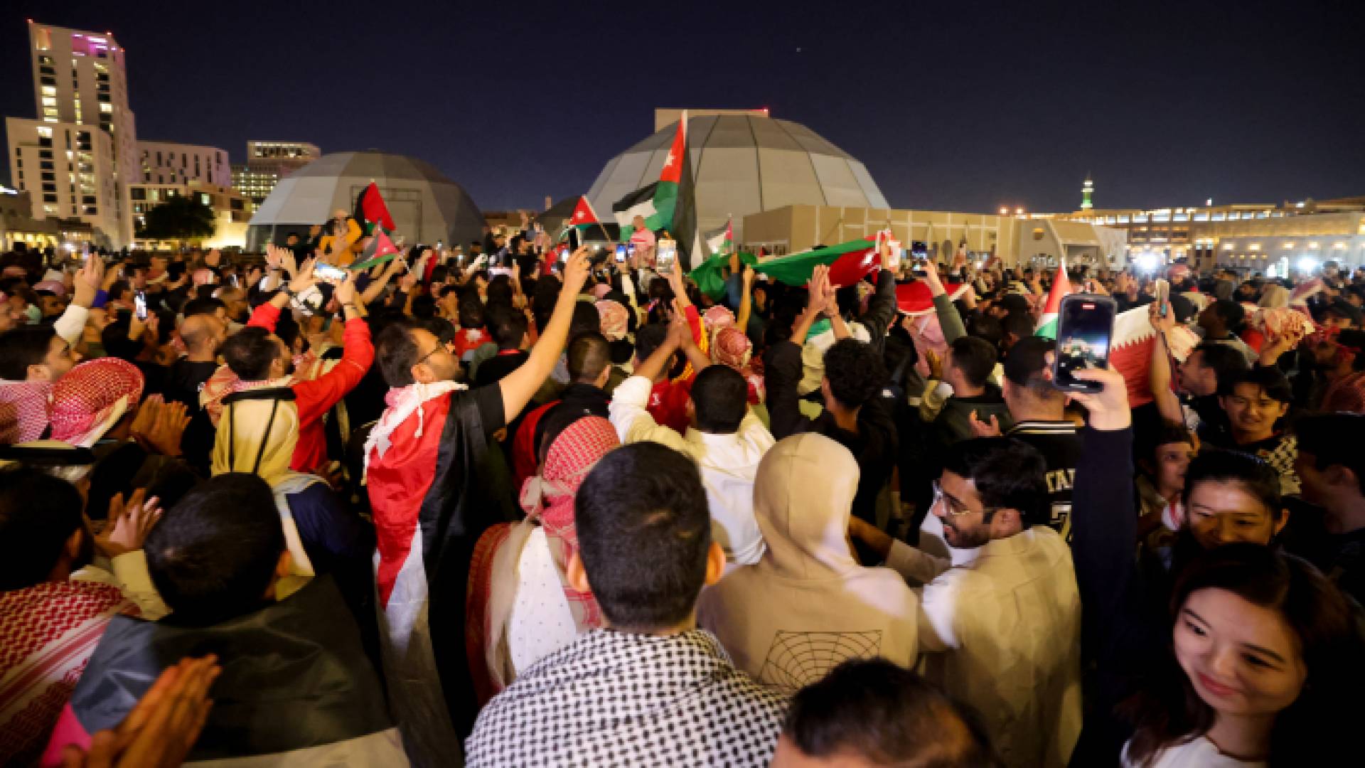 احتفال الأردنيين بالفوز على كوريا الجنوبية - AFP