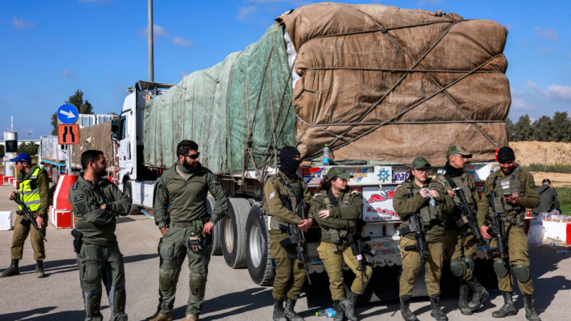 جنود الاحتلال أمام شاحنة مساعدات