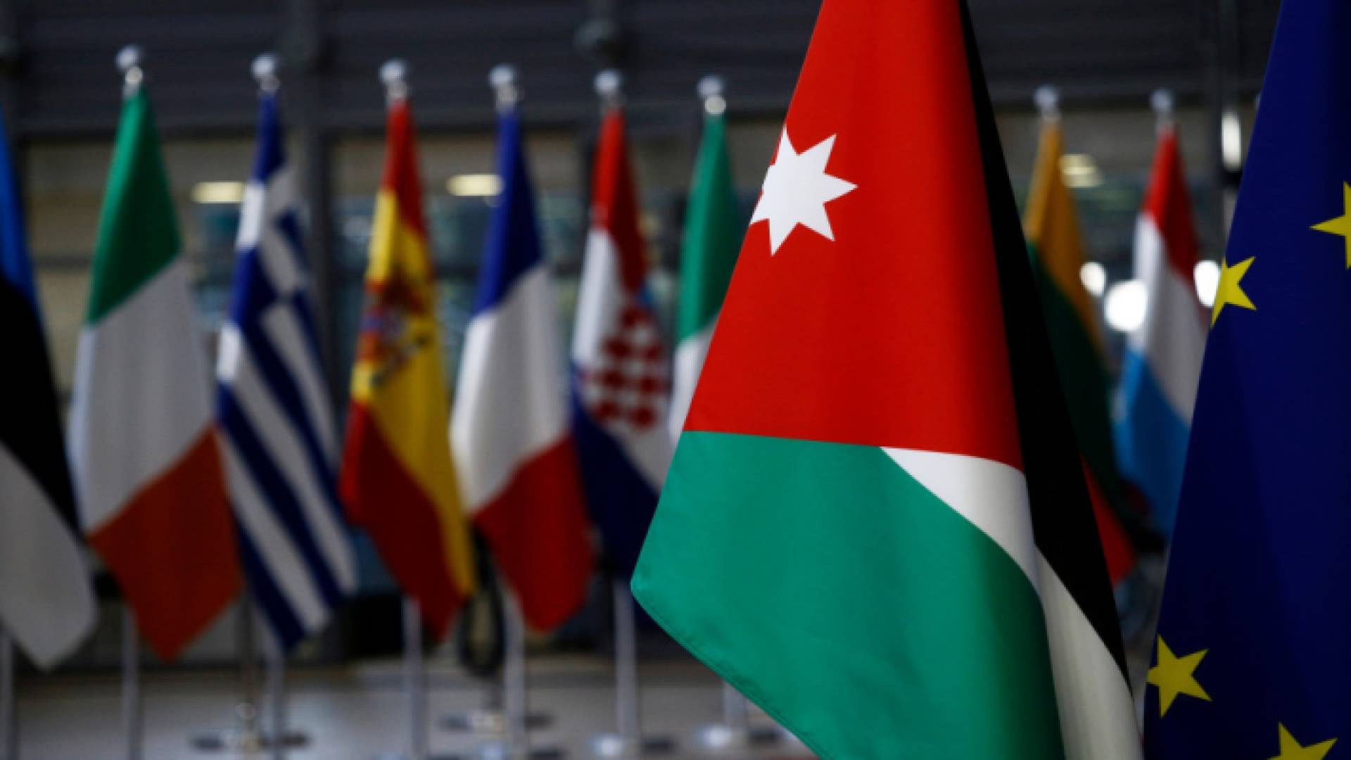 علم الأردن مع عدد من أعلام دول الاتحاد الأوروبي