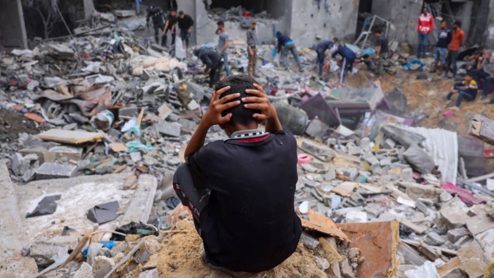 فلسطيني على أنقاض منزله في رفح جنوب القطاع