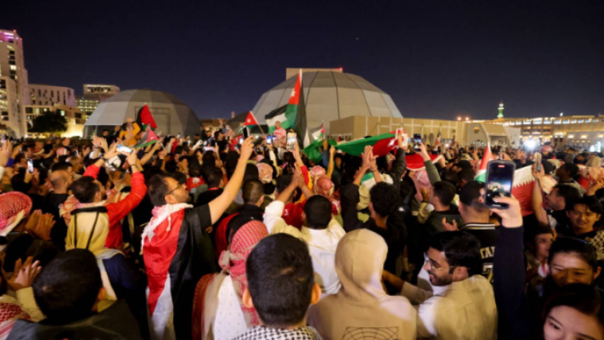 الجماهير الأردنية تؤازر النشامى في قطر