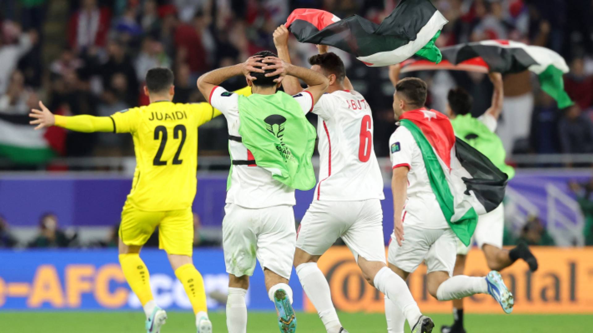 فرحة لاعبي المنتخب الوطني بعد تحقيق الفوز على كوريا الجنوبية في مباراة نصف نهائي كأس آسيا