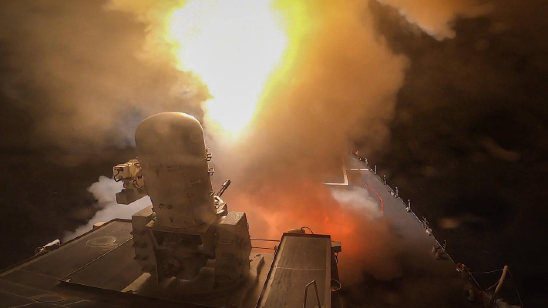 سفينة أمريكية في البحر الأحمر