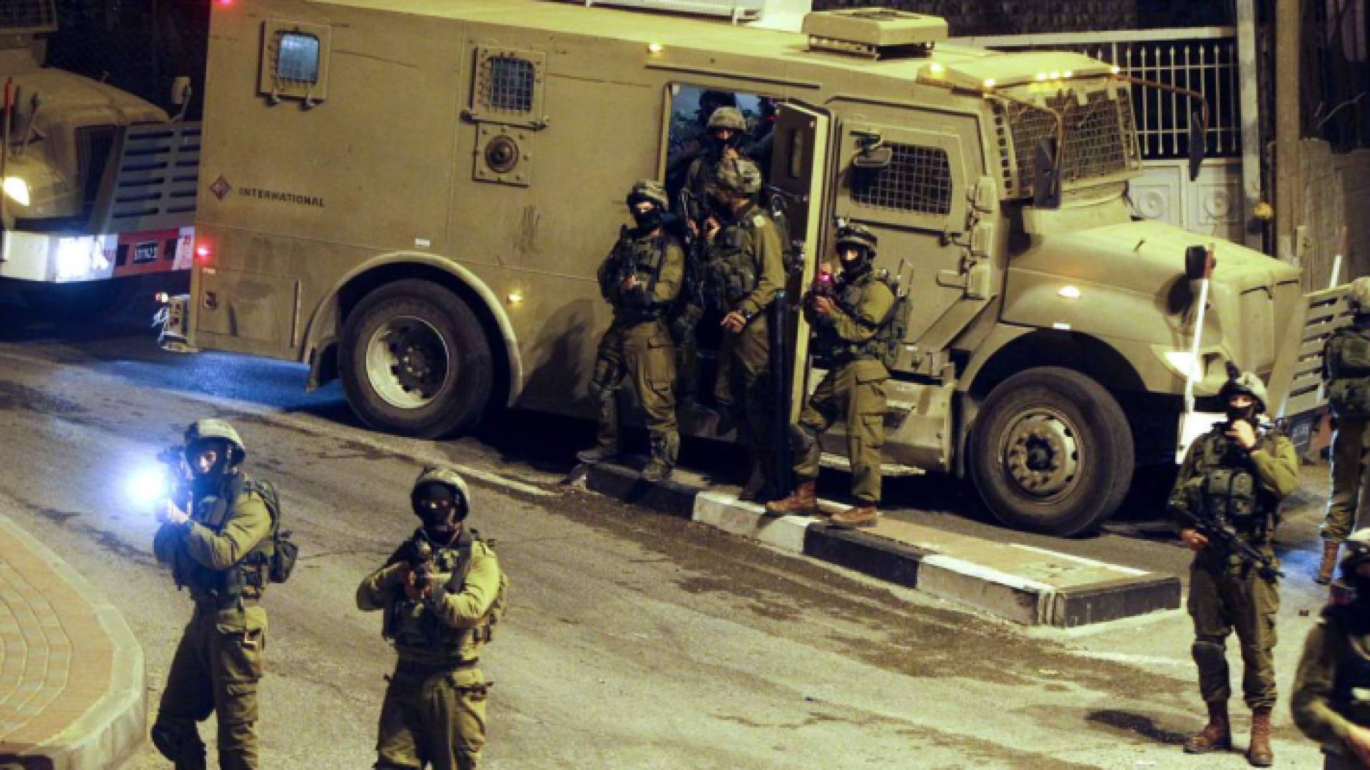 قوات الاحتلال تعتقل فلسطينيين في نابلس