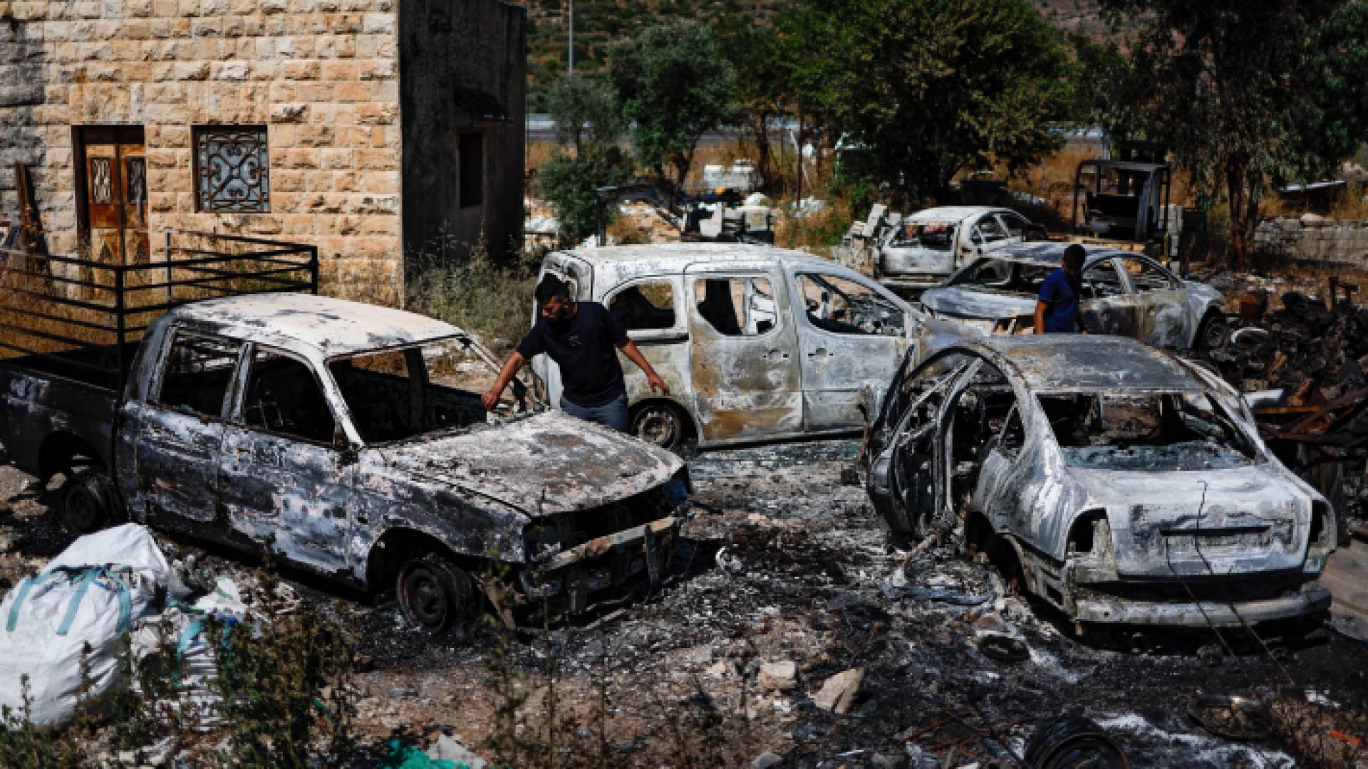 مستوطنون يحرقون مركبات فلسطينيين قرب رام الله