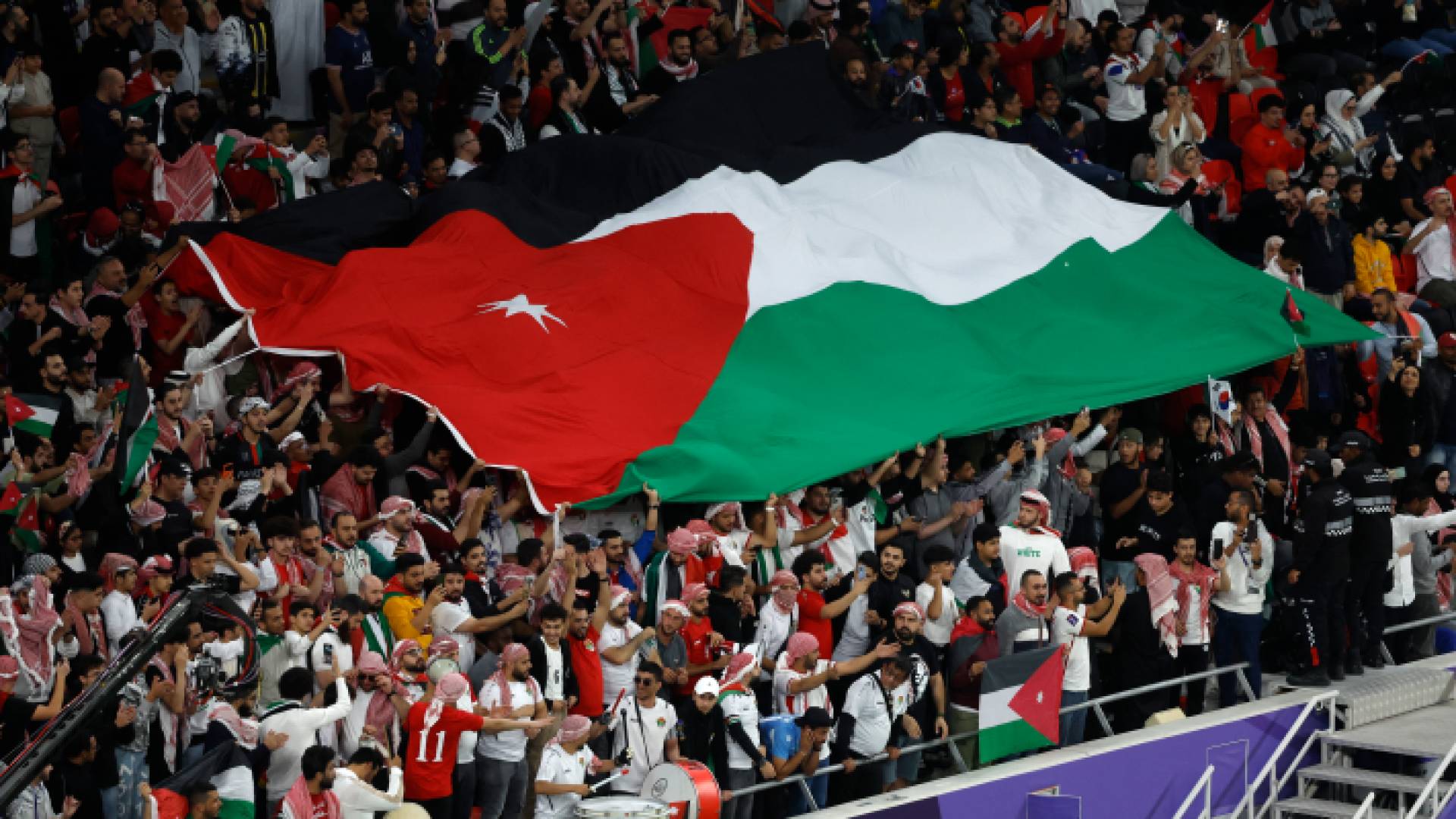 الجماهير الأردنية خلال مؤازرة النشامى في مواجهة كوريا الجنوبية