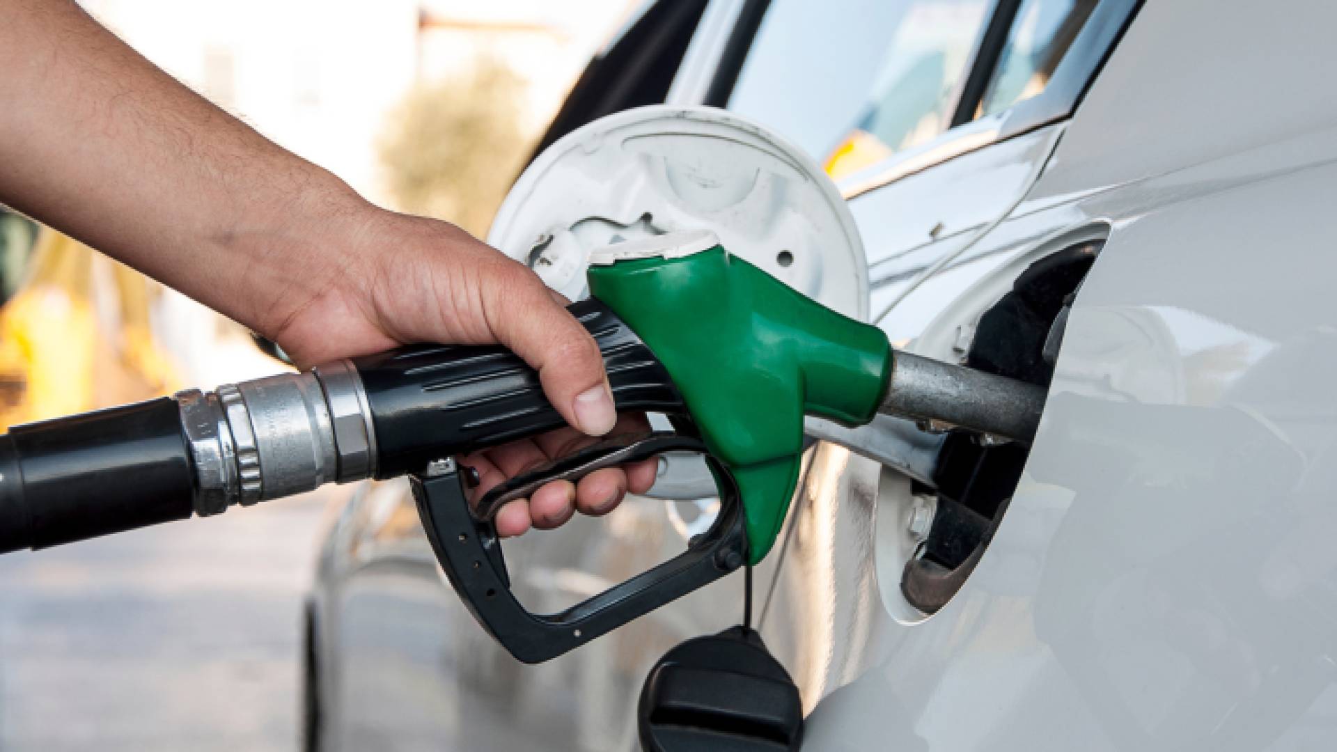 تعبئة بنزين في سيارة