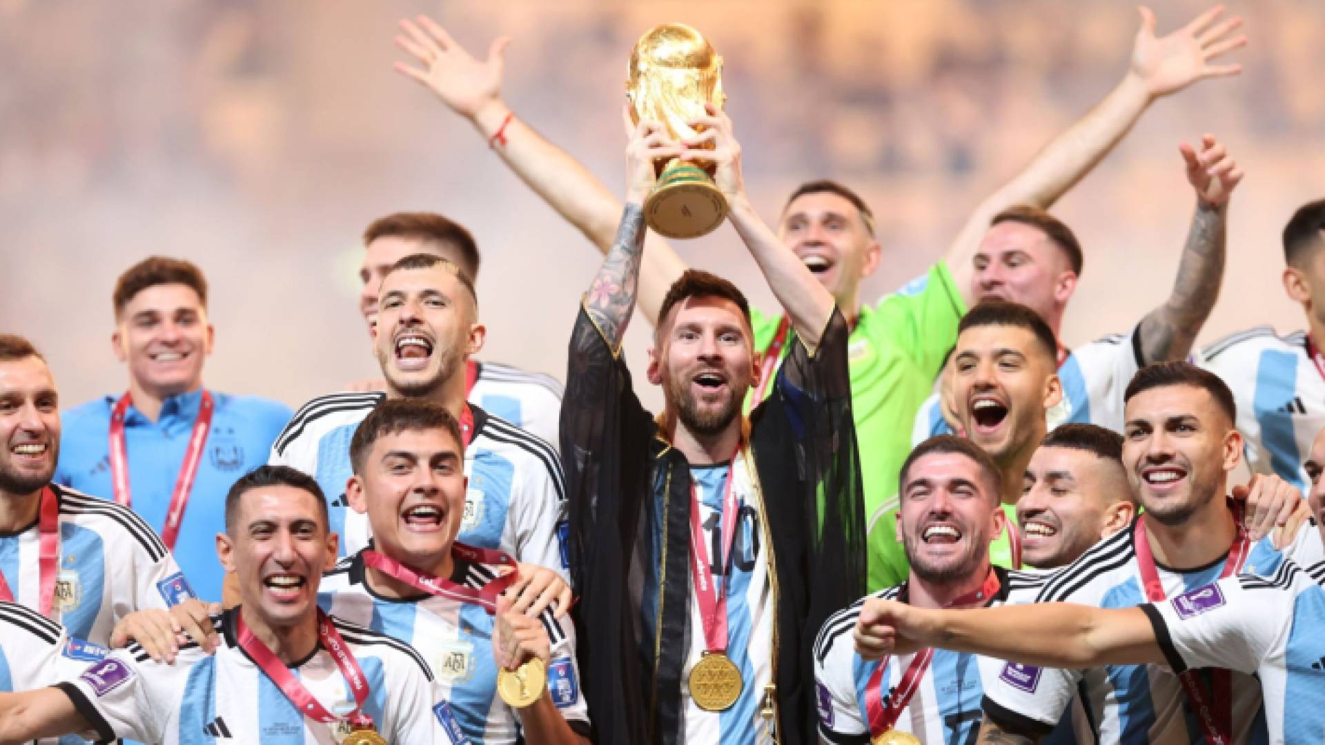 ميسي يرفع كأس العالم 2022