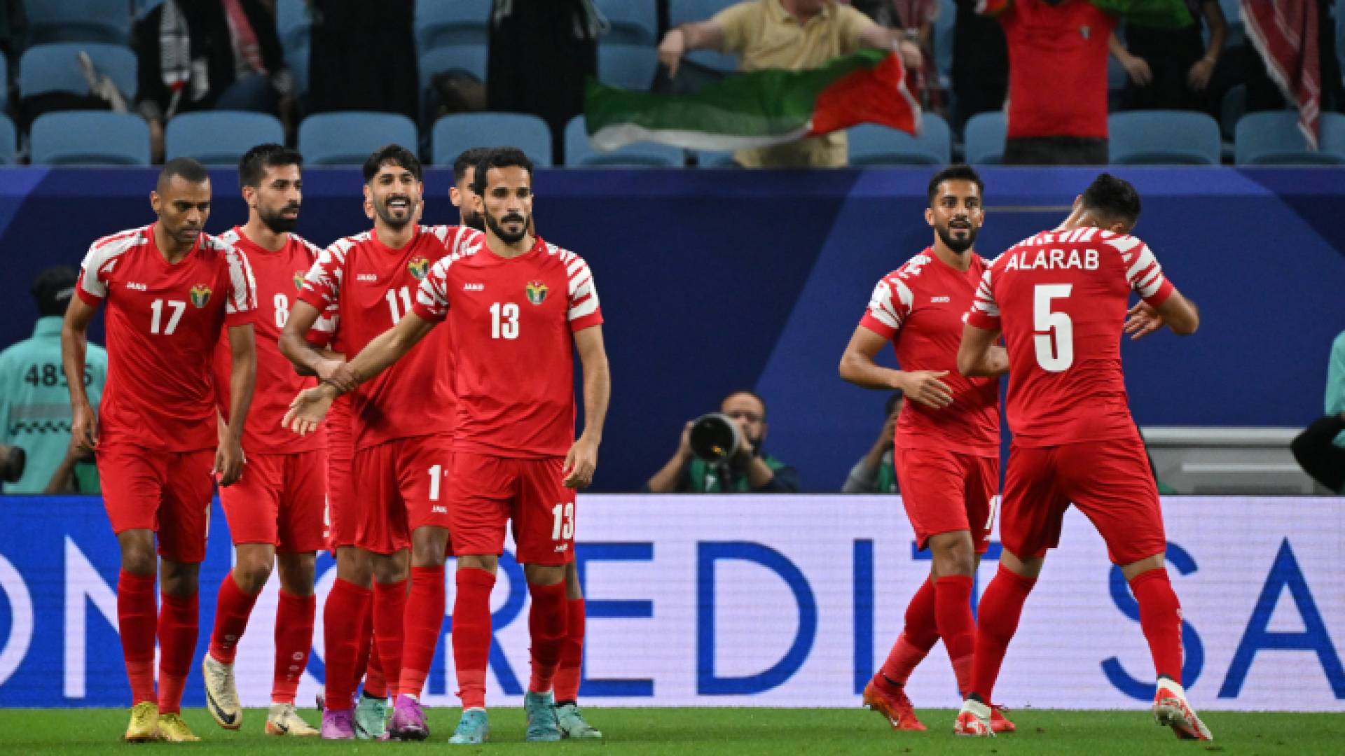 لاعبو المنتخب الوطني يحتفلون بهدف سابق