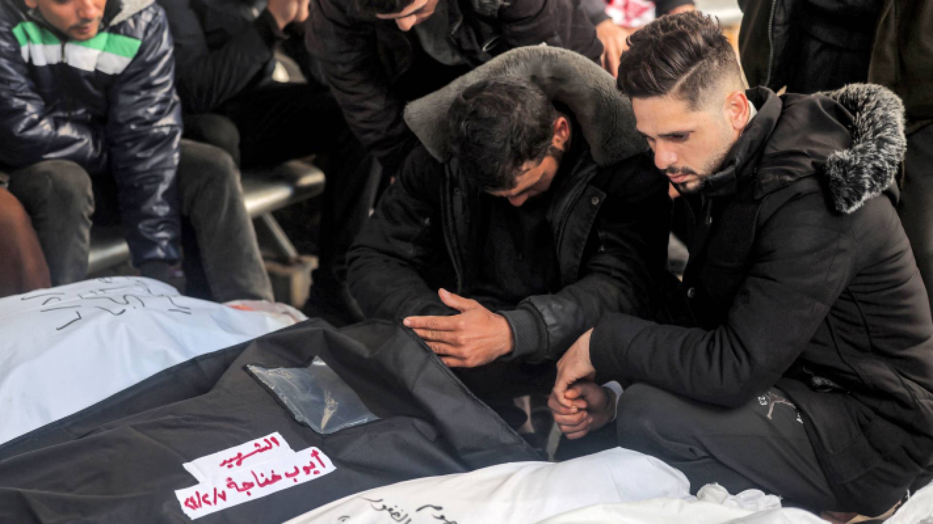فلسطيني يبكي عائلته في غزة