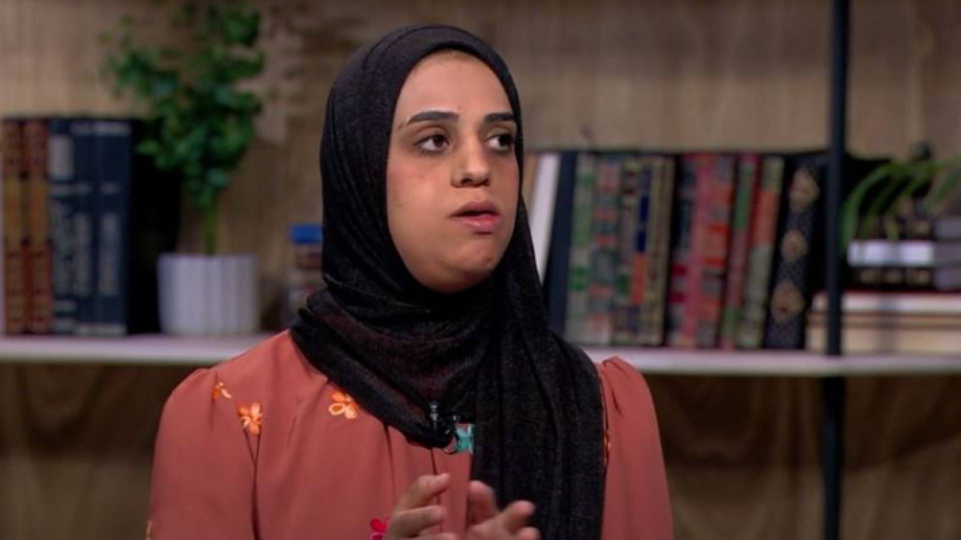 الأردنية علا ضيفة الحلقة الثامنة من برنامج "بين قوسين" في موسمه الخامس