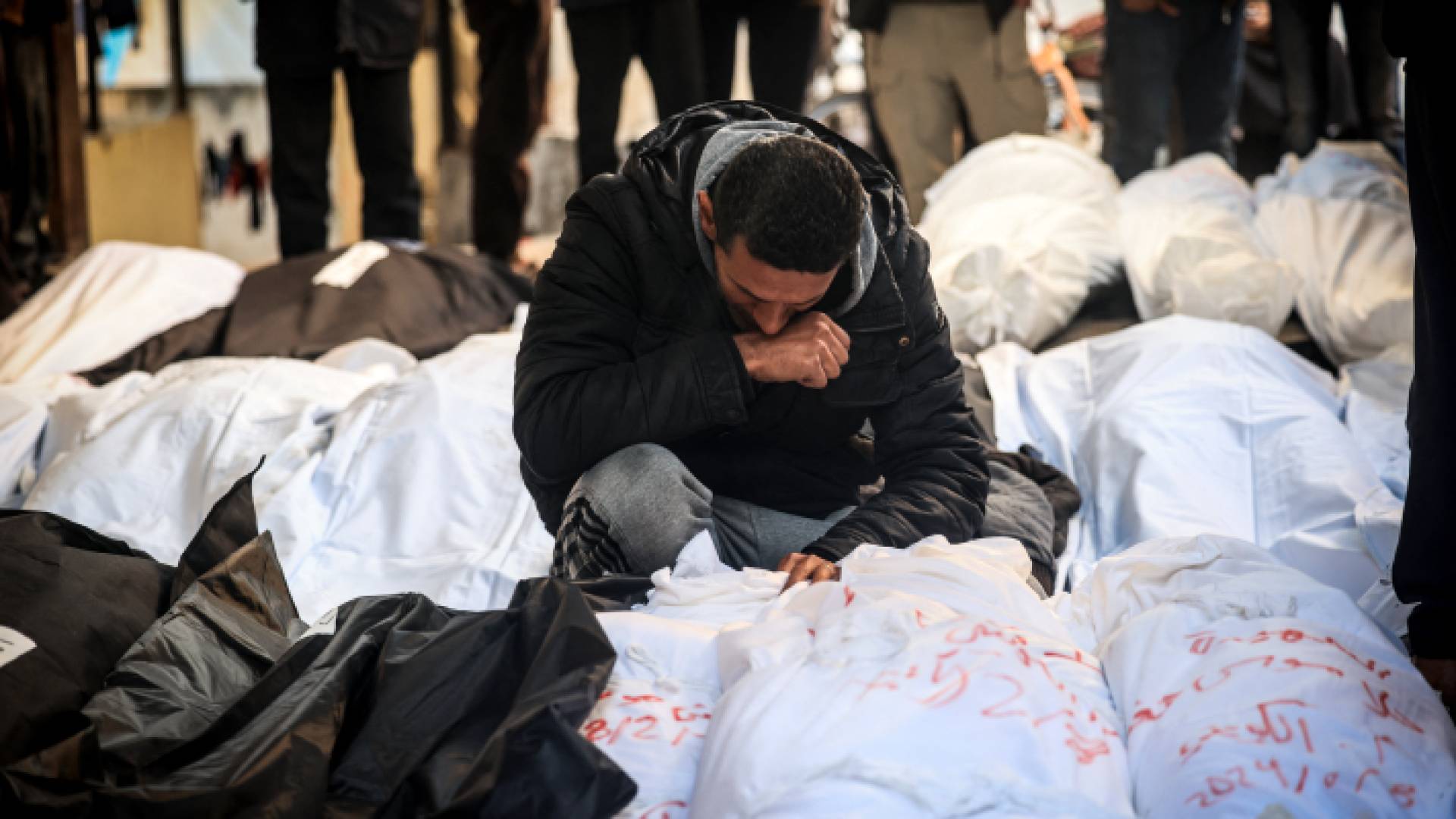 فلسطيني يبكي أقاربه بمستشفى النجار في رفح