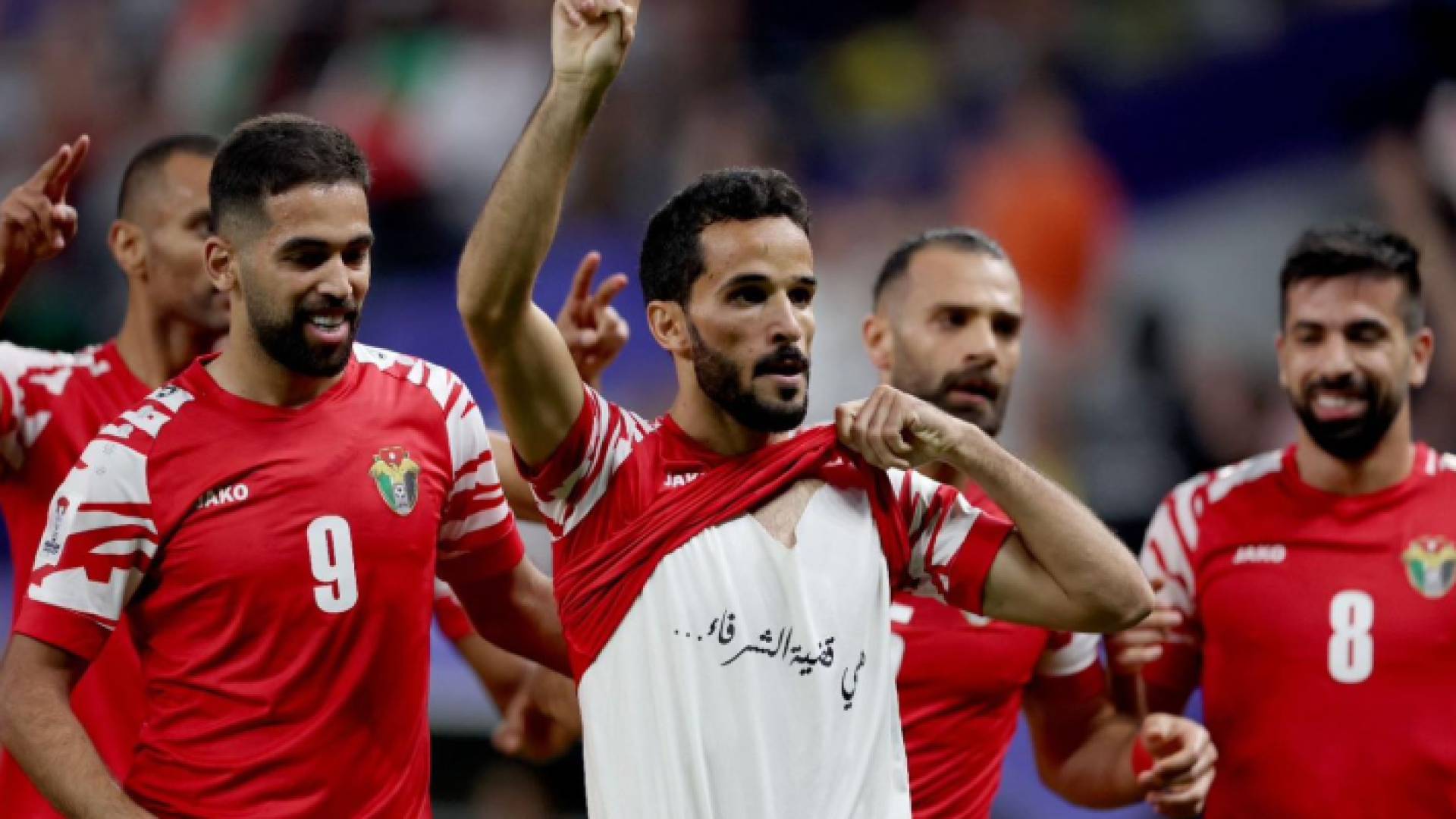لاعبو المنتخب الوطني يحتفلون بهدف