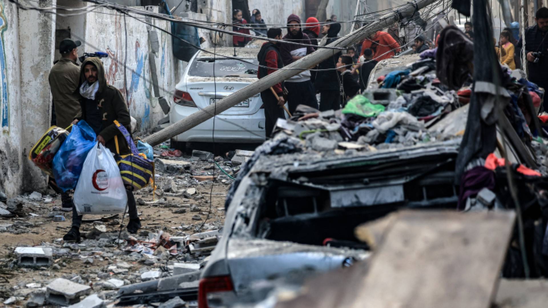 فلسطينيون وسط منازلهم المدمرة - AFP