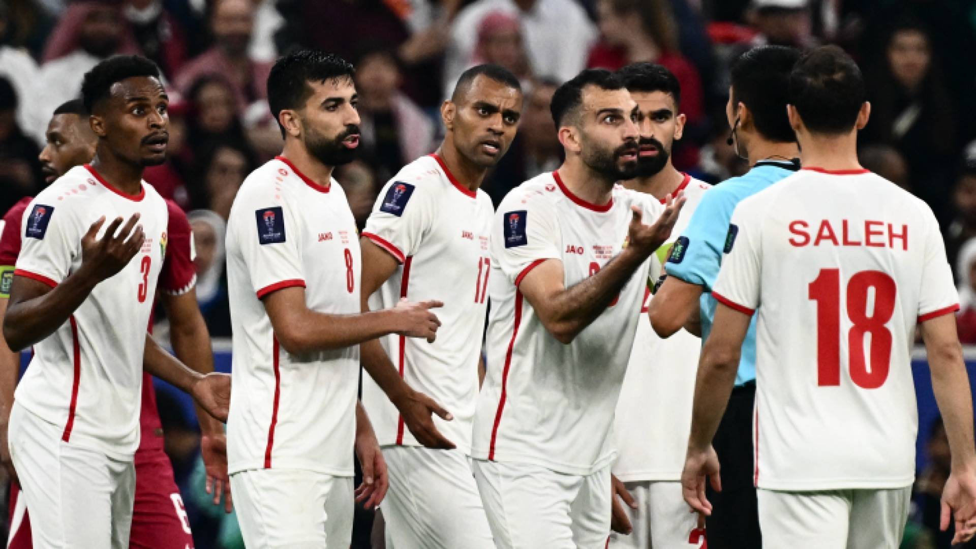 لاعبو المنتخب الوطني يحتجون على الحكم الصيني خلال نهائي كأس آسيا