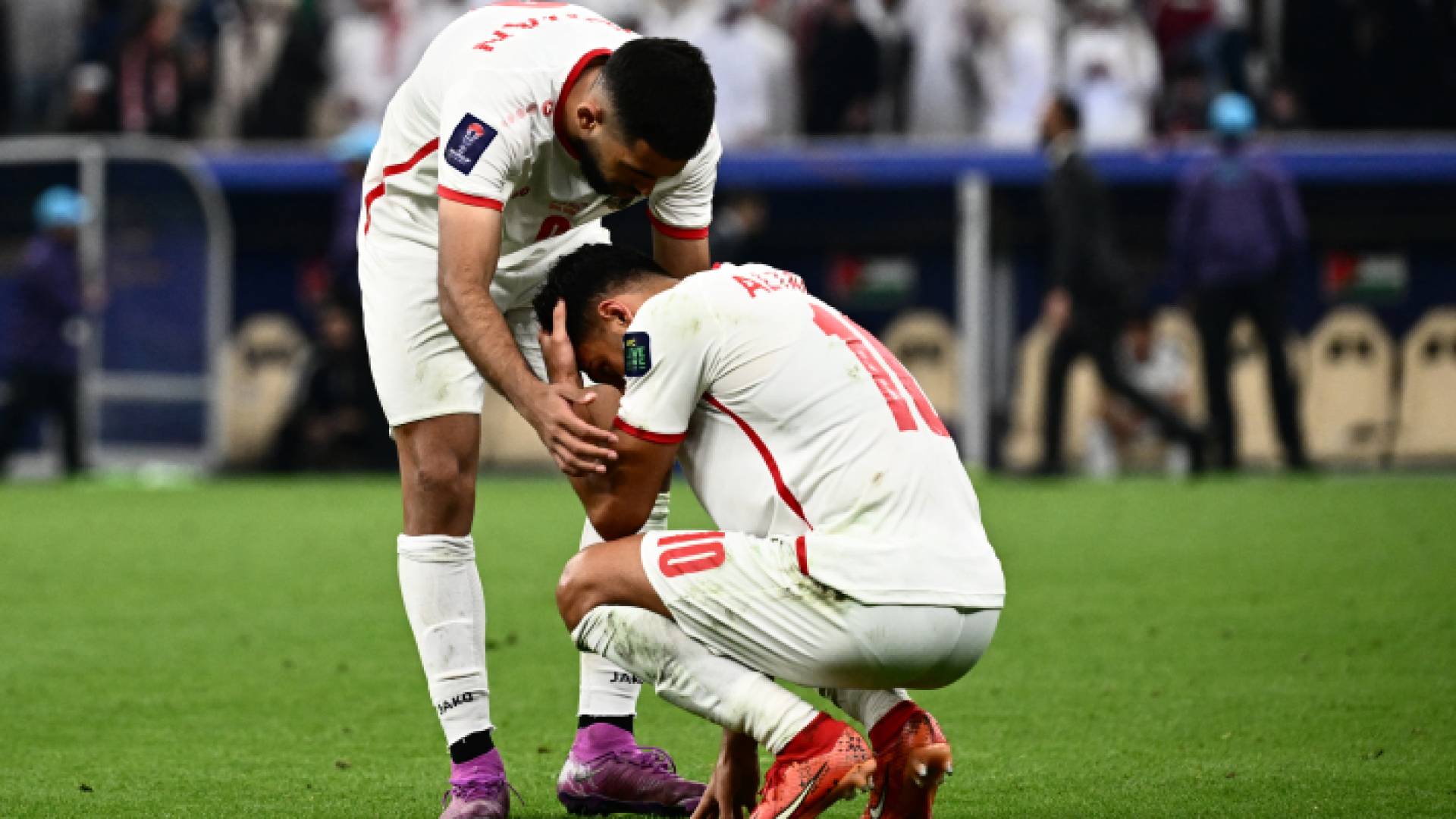 بكاء لاعب المنتخب الوطني موسى التعمري بعد نهاية المباراة النهائية