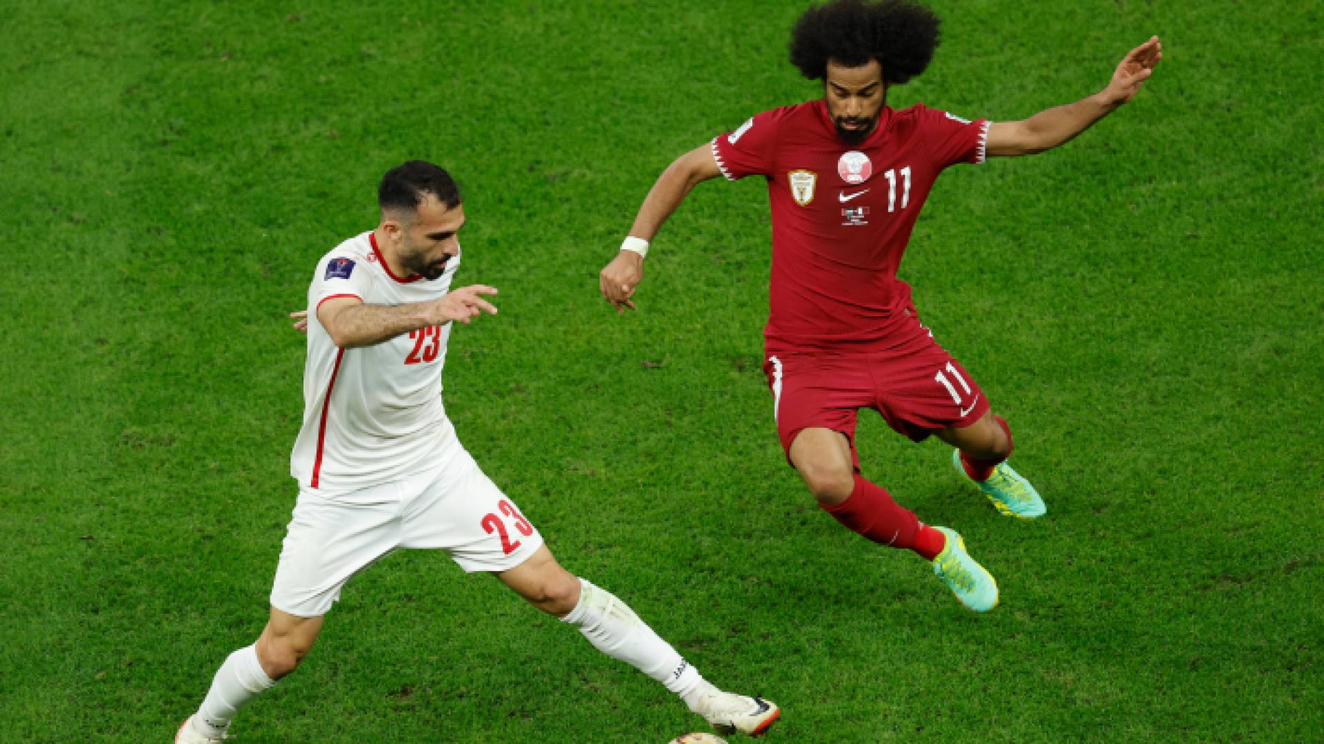 احسان حداد وأكرم عفيف خلال مواجهة النشامى في نهائي آسيا