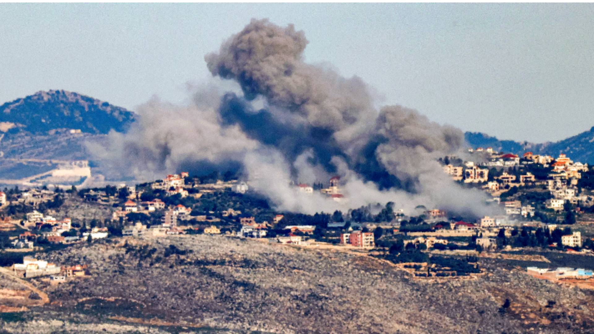 تصاعد الدخان جراء اطلاق صواريخ قرب الحدود اللبنانية الجنوبية