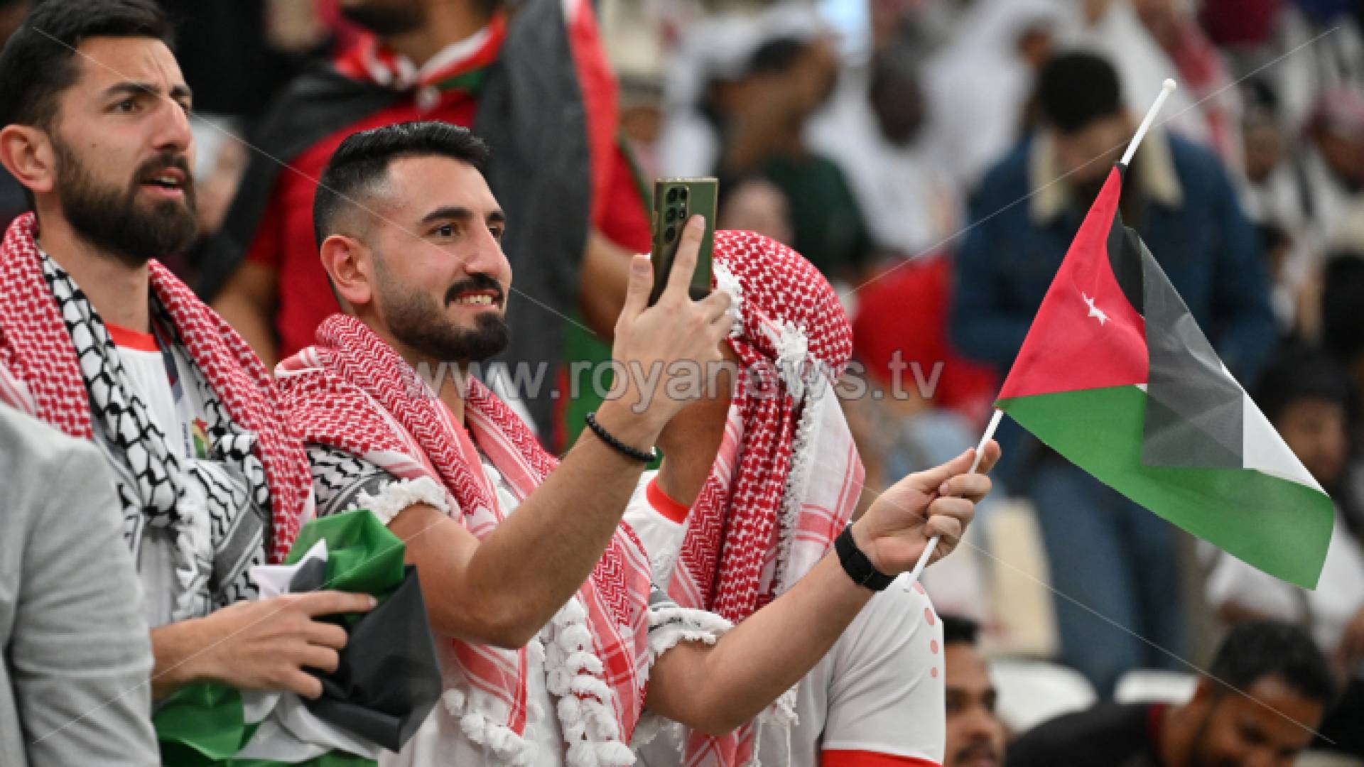 الجماهير الأردنية في ملعب لوسيل