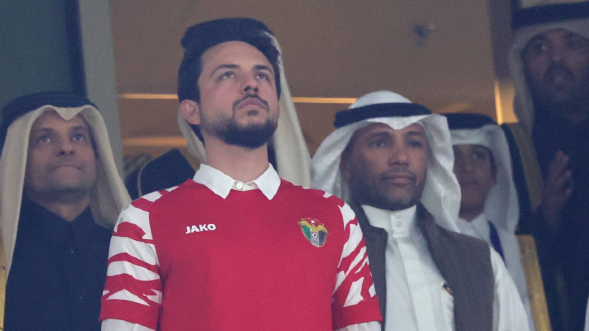 الأمير الحسين بن عبدالله الثاني ولي العهد خلال متابعته لقاء النشامى