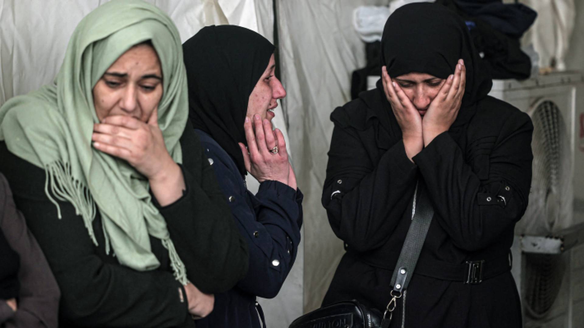 فلسطينيات يبكين بعد إلقاء نظرة الوداع على أحد أقاربهن الذي استشهد بعدوان الاحتلال على غزة