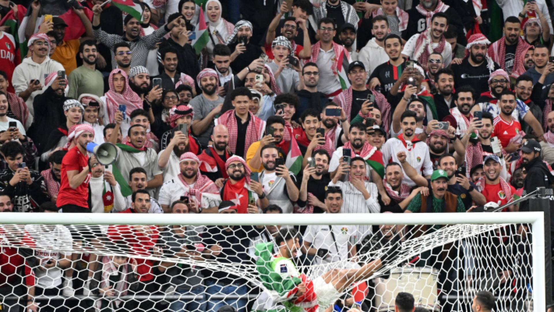 الجماهير الأردنية تساند المنتخب الوطني في قطر