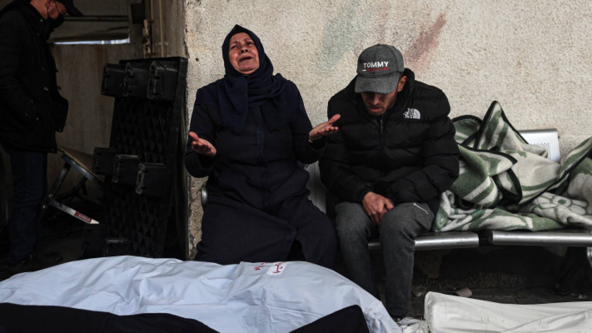 فلسطينية تبكي عائلتها بمستشفى النجار في رفح