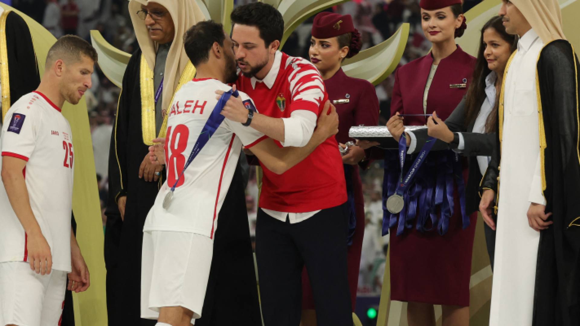 ولي العهد خلال تتويج النشامى وصيفا لبطولة آسيا