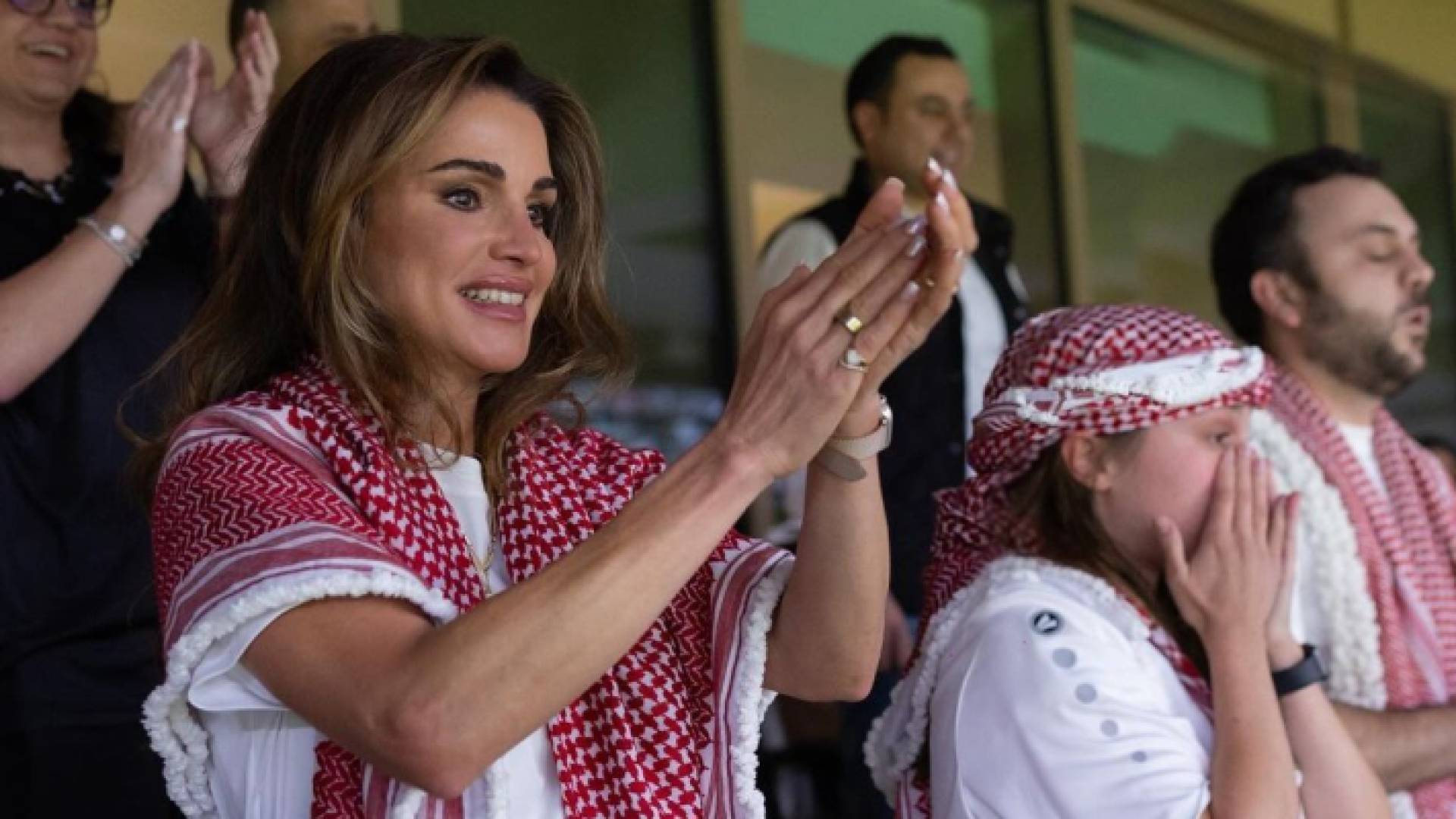 الملكة رانيا العبد الله خلال متابعتها مباراة النشامى في نهائي كأس آسيا