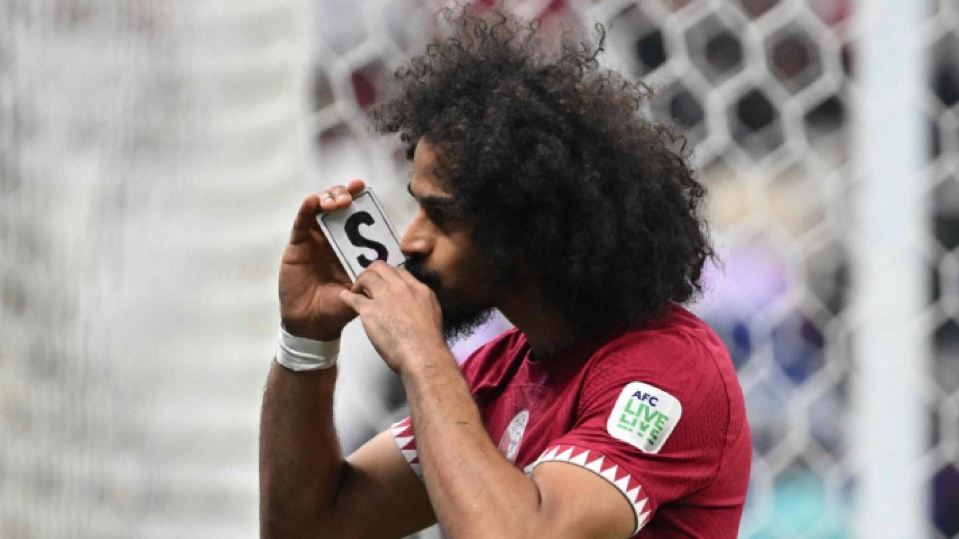 شعار "S" الذي احتفى فيه عفيف