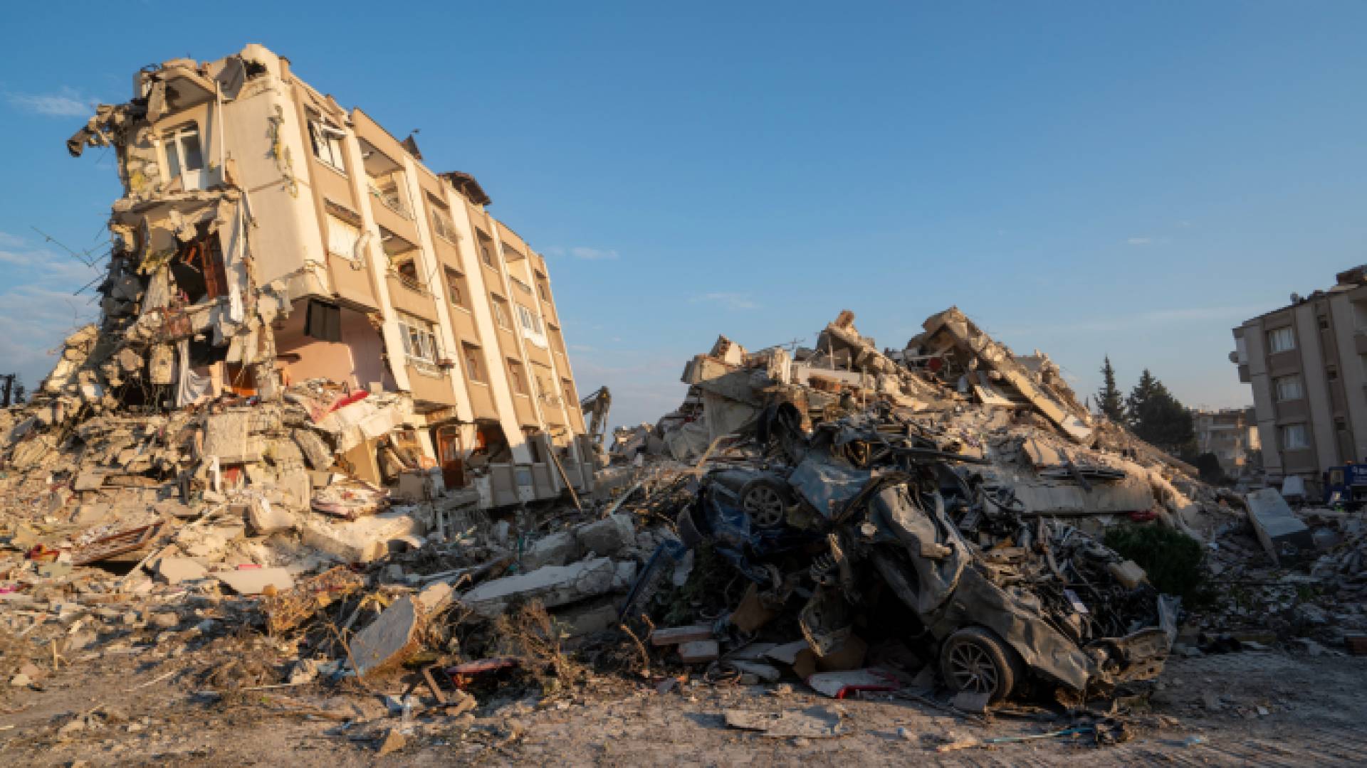 حادث انهيار مبنى بوقت سابق