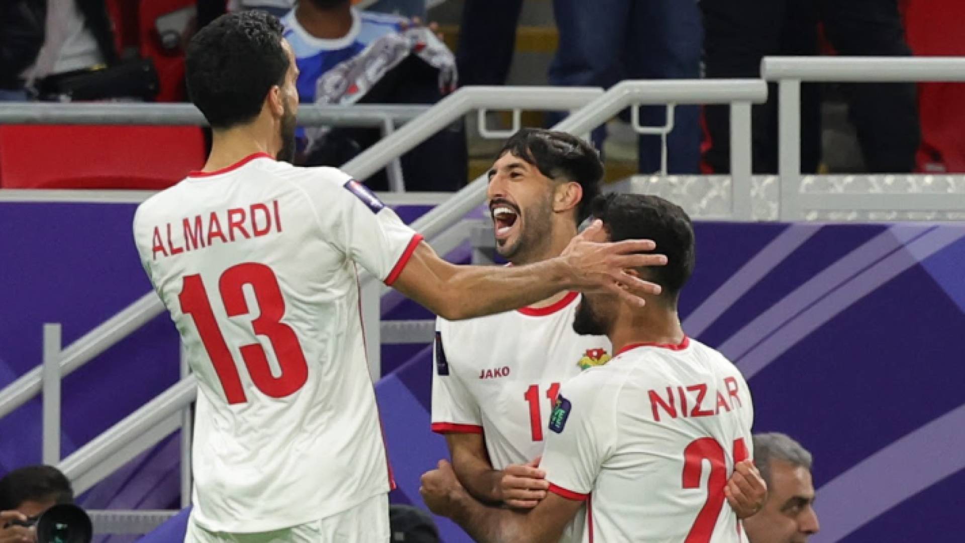 لاعبو المنتخب الوطني يحتفلون بهدف