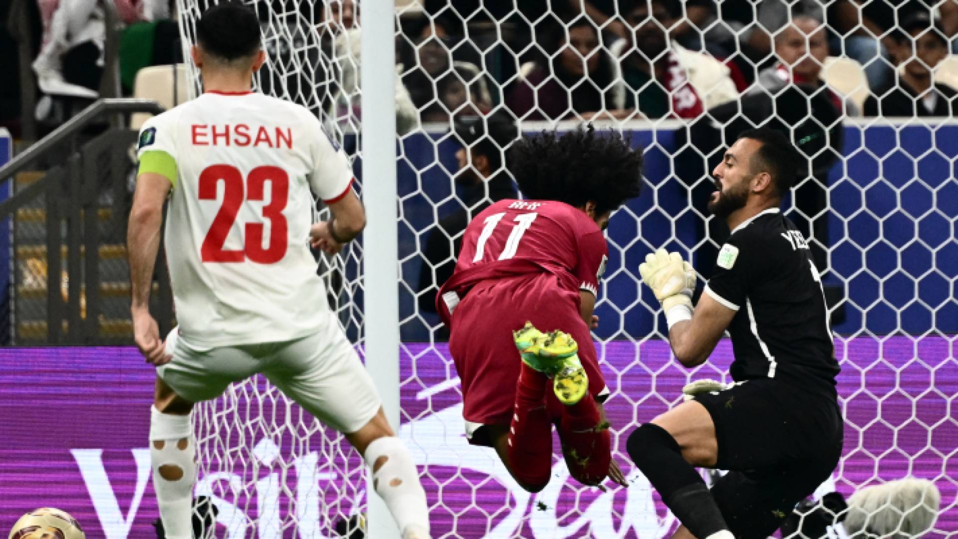 خلال احتساب ركلة الجزاء الثالثة ضد المنتخب الوطني