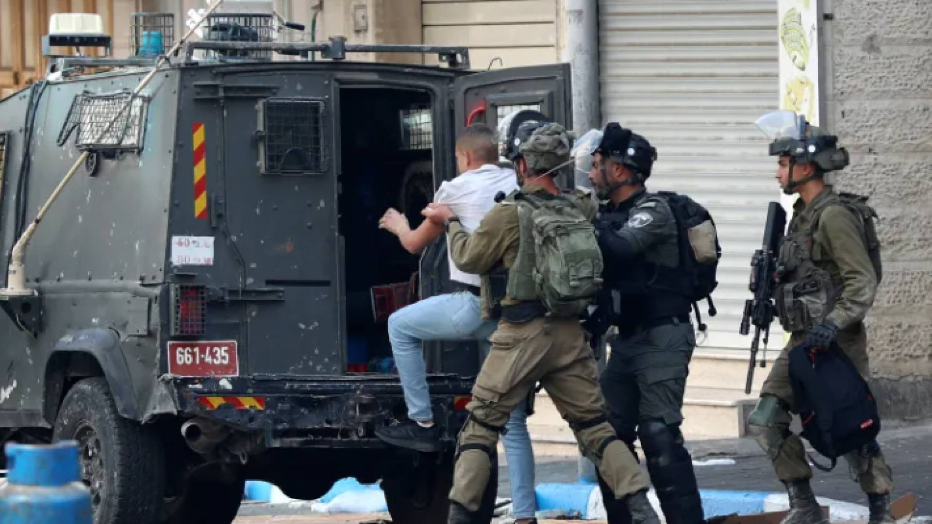 قوات الاحتلال يعتقل فلسطيني - أرشيفية
